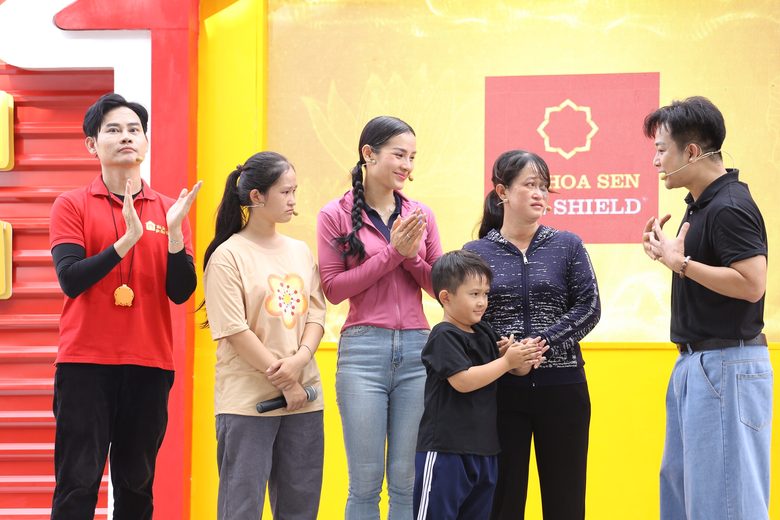 Chương trình Mái ấm gia đình Việt phát sóng vào lúc 19h30 thứ 6 hàng tuần trên kênh HTV7.