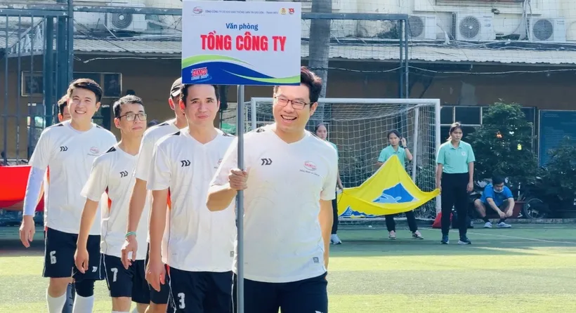 Các đội bóng ra mắt. Ảnh: Đình Dư