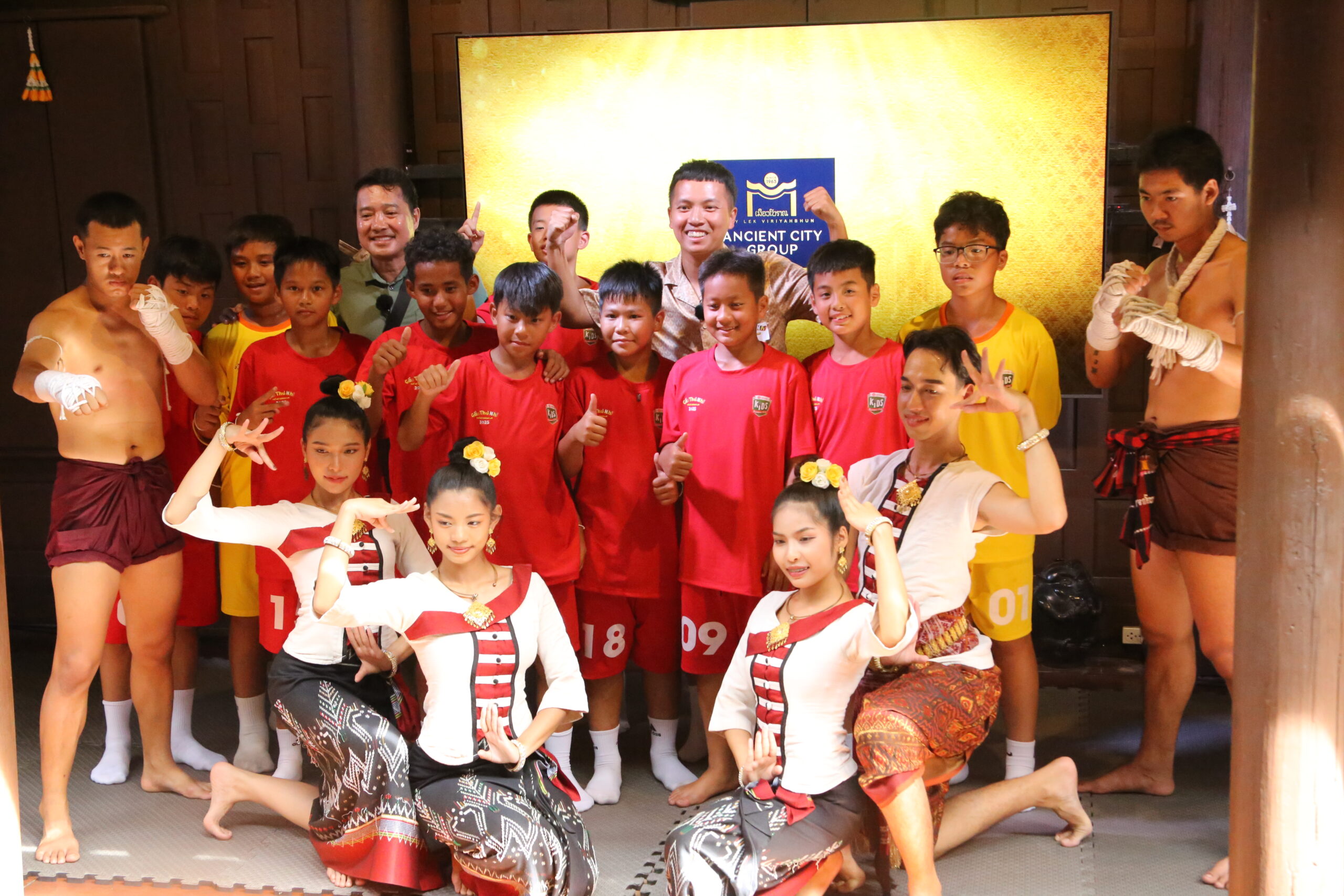 Top 10 Cầu thủ nhí thắng đậm 6-1 trong trận giao hữu với đội Thái LanCầu thủ nhí – Thế hệ tương lai 2025 do Công ty Truyền thông Bee phối hợp cùng Đài Truyền hình Việt Nam thực hiện, với sự đồng hành của Tập đoàn LOTTE.