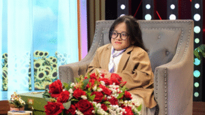 Chuyện cô gái xương thủy tinh Nguyễn Thùy Trang học gấp hoa giấy tạo quỹ từ thiện           