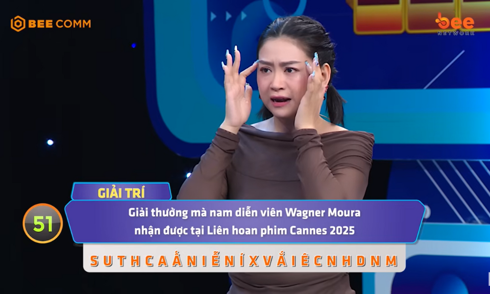 Con gái đầu lòng của Kim Tử Long gây bất ngờ tại “Úm Ba La Ra Chữ Gì?” 