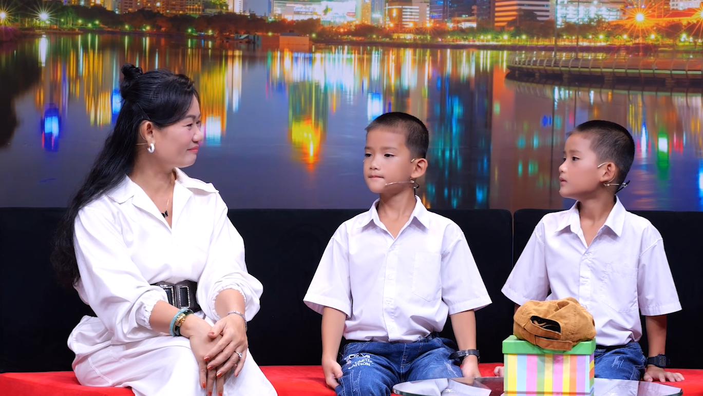 Nhói lòng trước ước mơ giản dị của hai bé song sinh mất ba