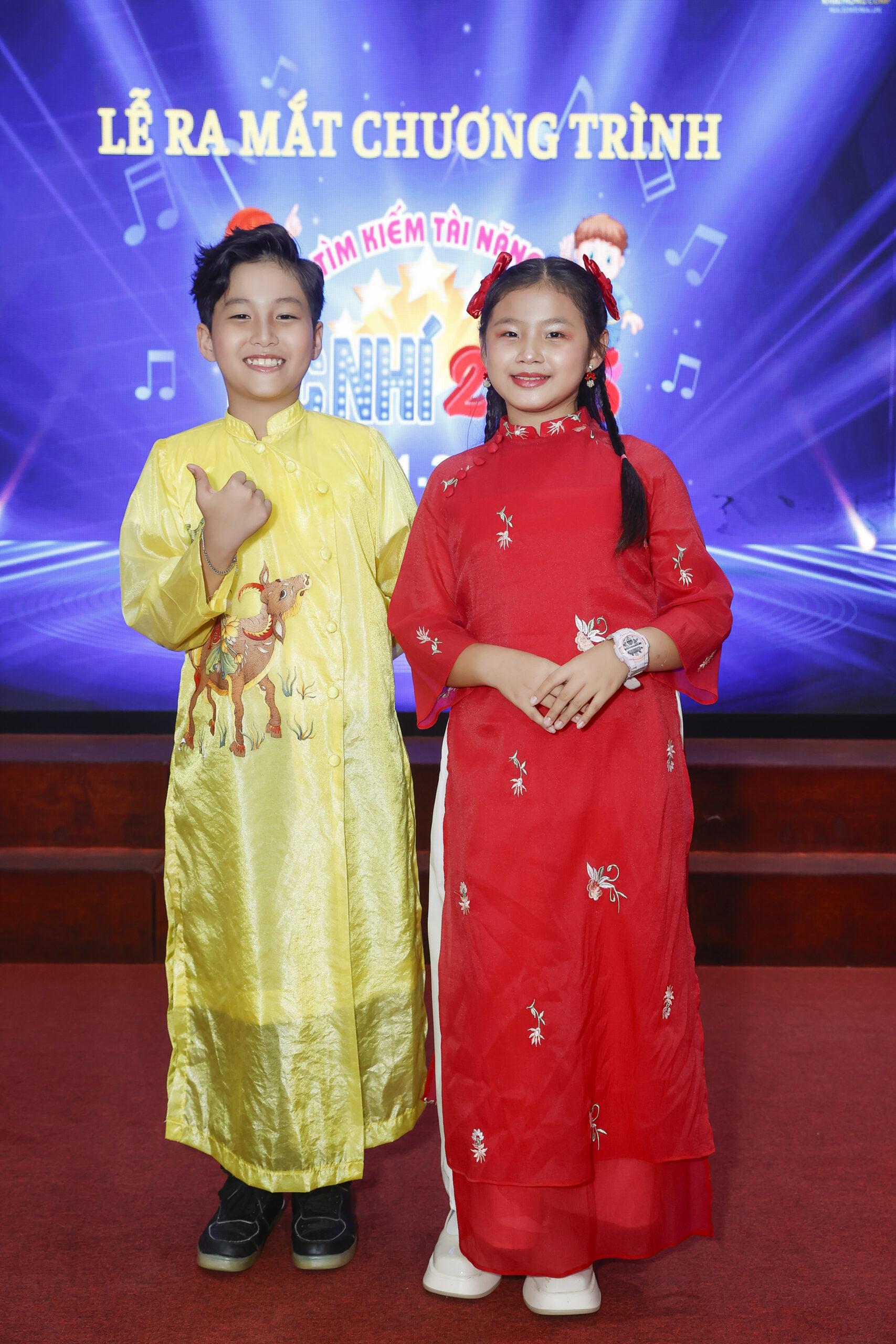 Các bạn nhỏ háo hức khám phá khả năng dẫn chương trình