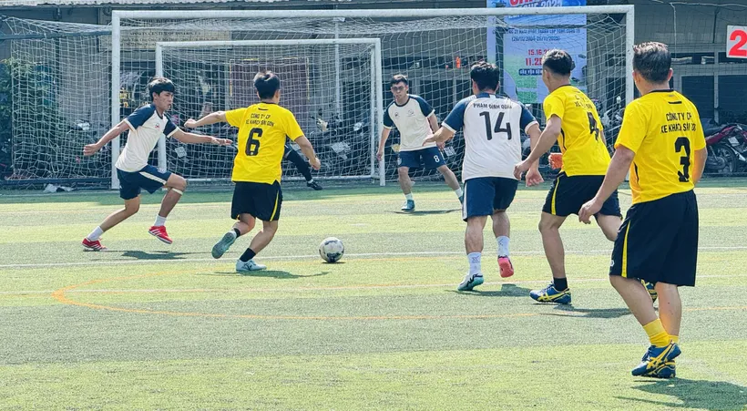 Các đội bóng tham gia thi đấu trong 2 ngày. Ảnh: Đình Dư