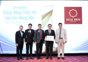 Ông Nguyễn Lê Mạnh Tùng - Quyền Phó Tổng Giám đốc Tập đoàn Hoa Sen nhận giải thưởng từ Ban tổ chức Vietnam Marketing Awards 2025.