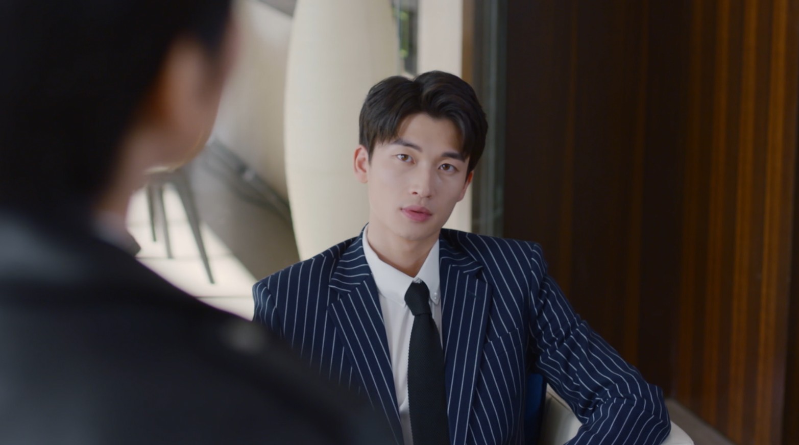 Bộ phim truyền hình Trung Quốc “Bóng tùng quân” vừa lên sóng khung giờ vàng trên THVL1, nhanh chóng thu hút sự chú ý của khán giả yêu thích dòng phim tâm lý – hành động – thương trường.