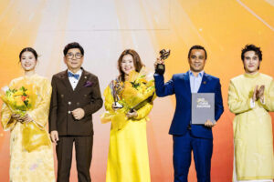 Ông Trần Đình Tài – Phó Tổng Giám đốc Tập đoàn Hoa Sen nhận Giải thưởng