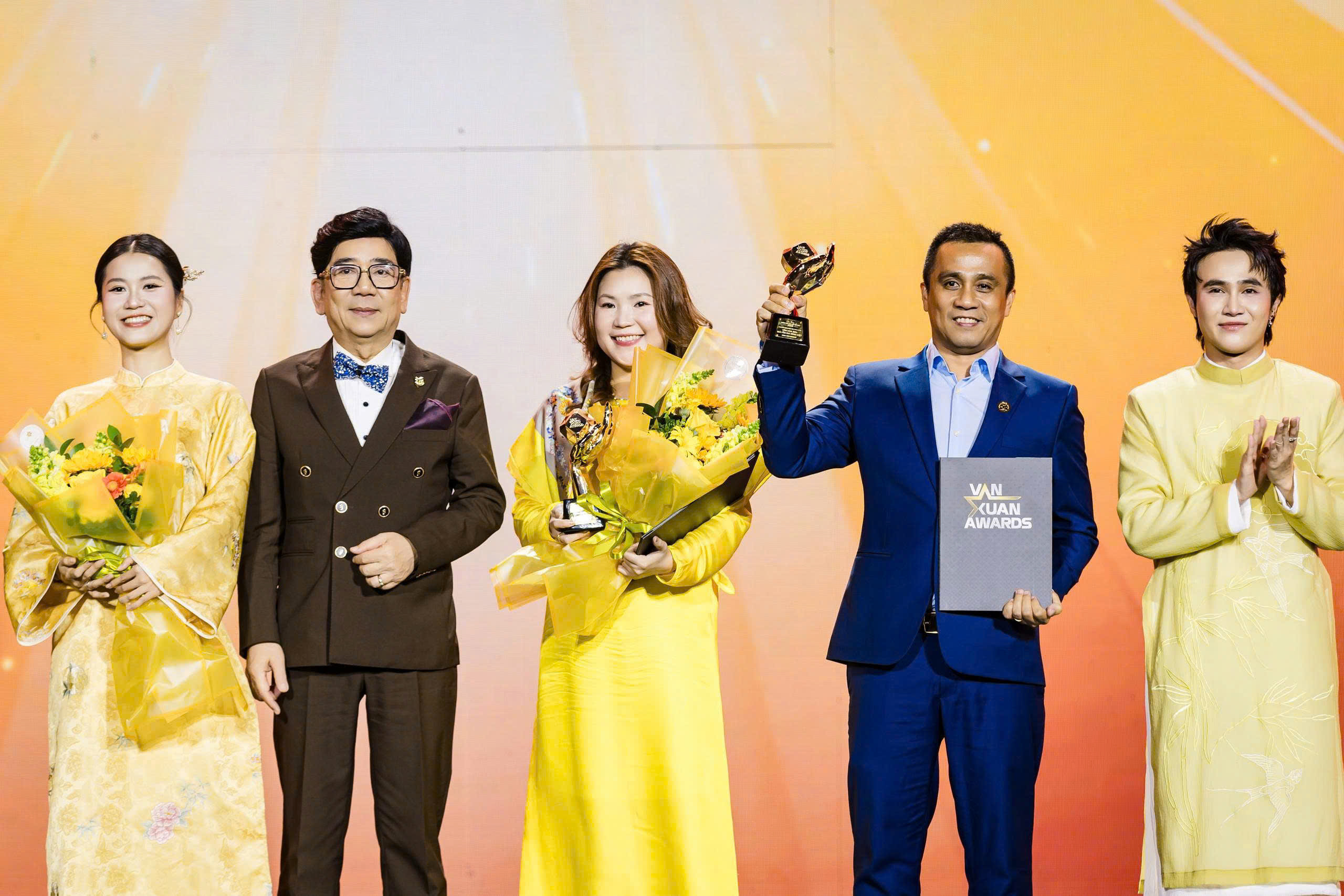 Ông Trần Đình Tài – Phó Tổng Giám đốc Tập đoàn Hoa Sen nhận Giải thưởng