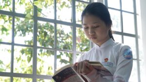 Đau lòng nữ sinh lớp 11 sáng đi học, tối đi làm để nuôi mẹ đau bệnh