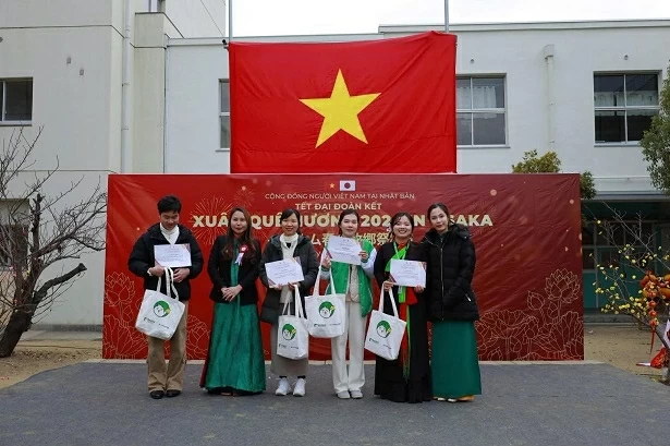 Ban tổ chức trao giải thưởng mâm cơm Tết Việt