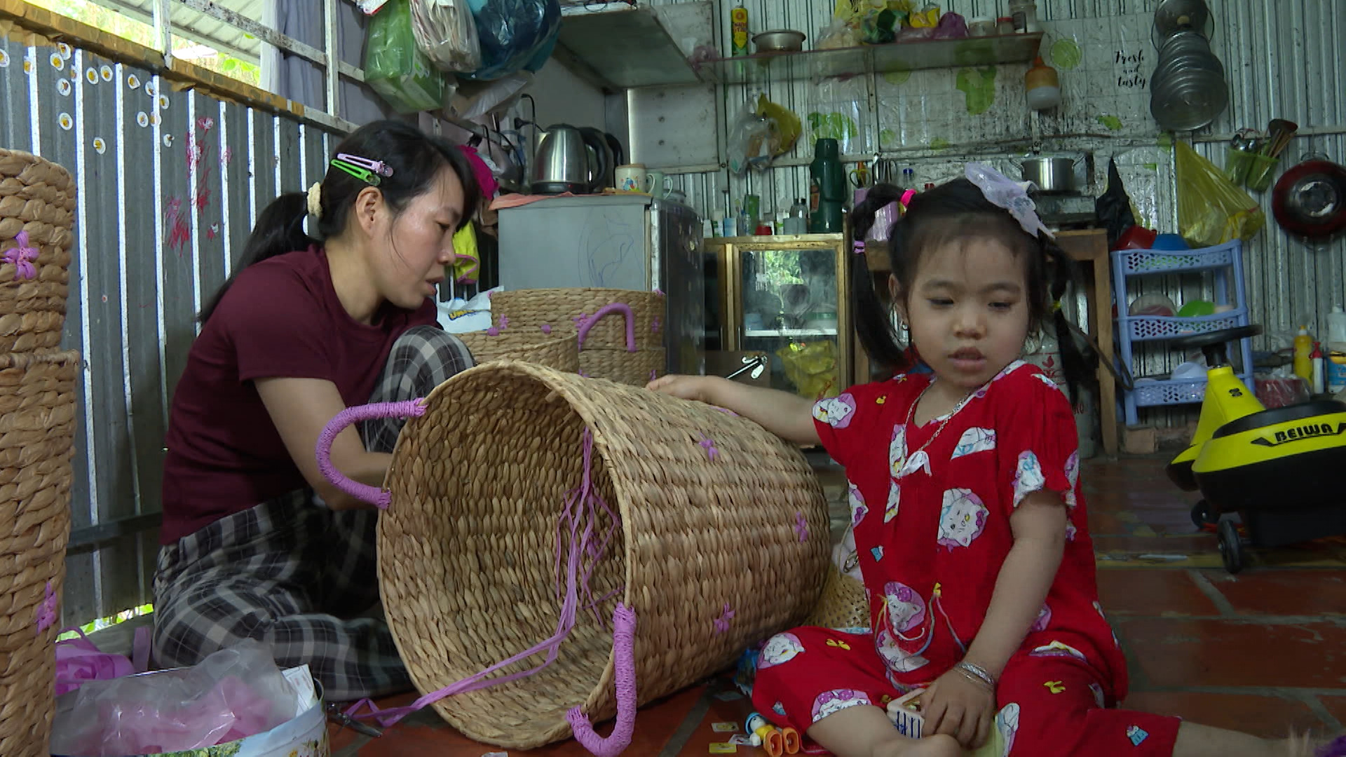 Mẹ đơn thân nuôi 4 người con, vượt khó làm đủ nghề để con được đến trường