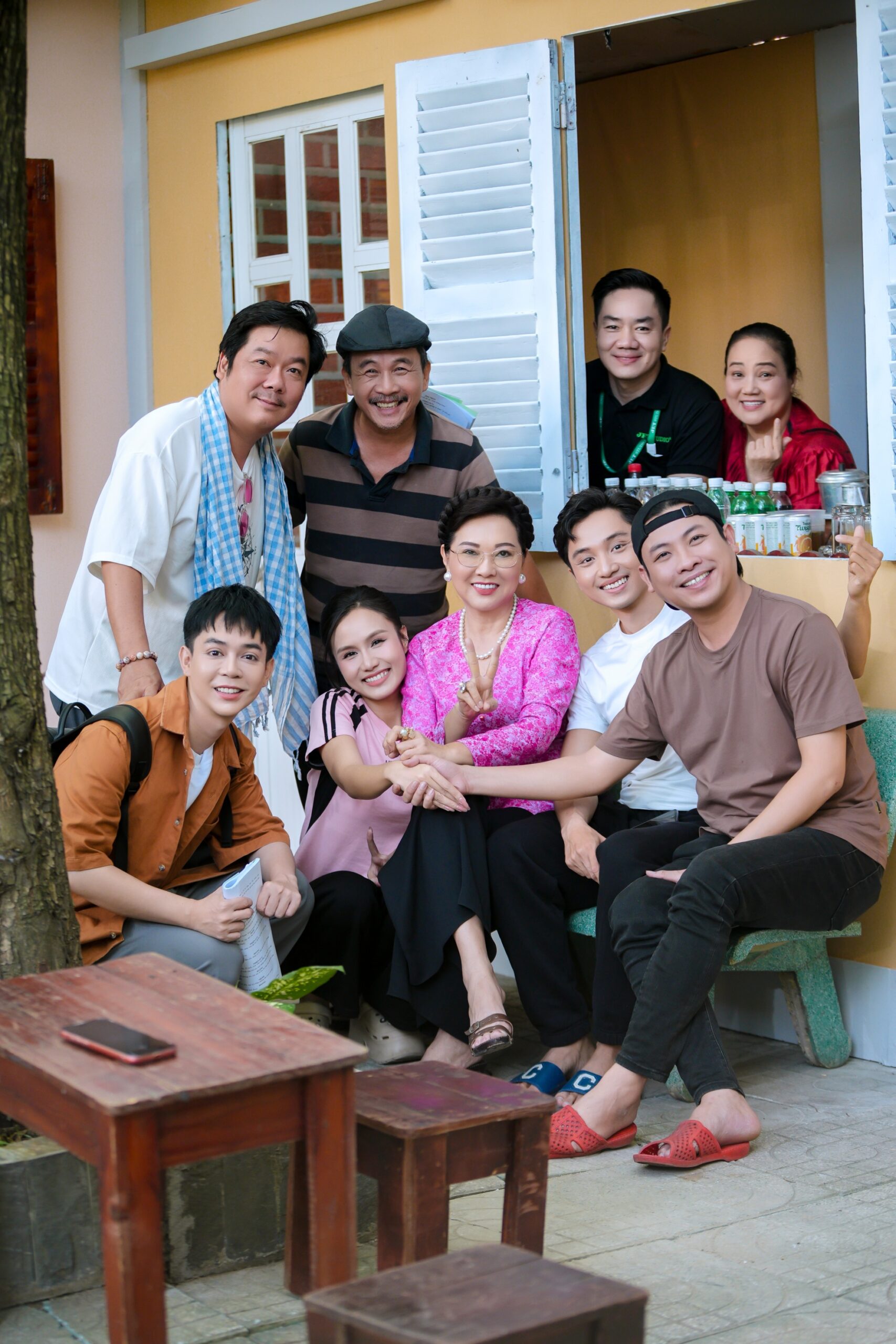 Bộ phim Trong Nhà Ngoài Ngõ - Hẻm Không Tình Yêu phát sóng vào lúc 21h50 Thứ Sáu, Thứ Bảy, Chủ nhật hàng tuần trên kênh THVL1