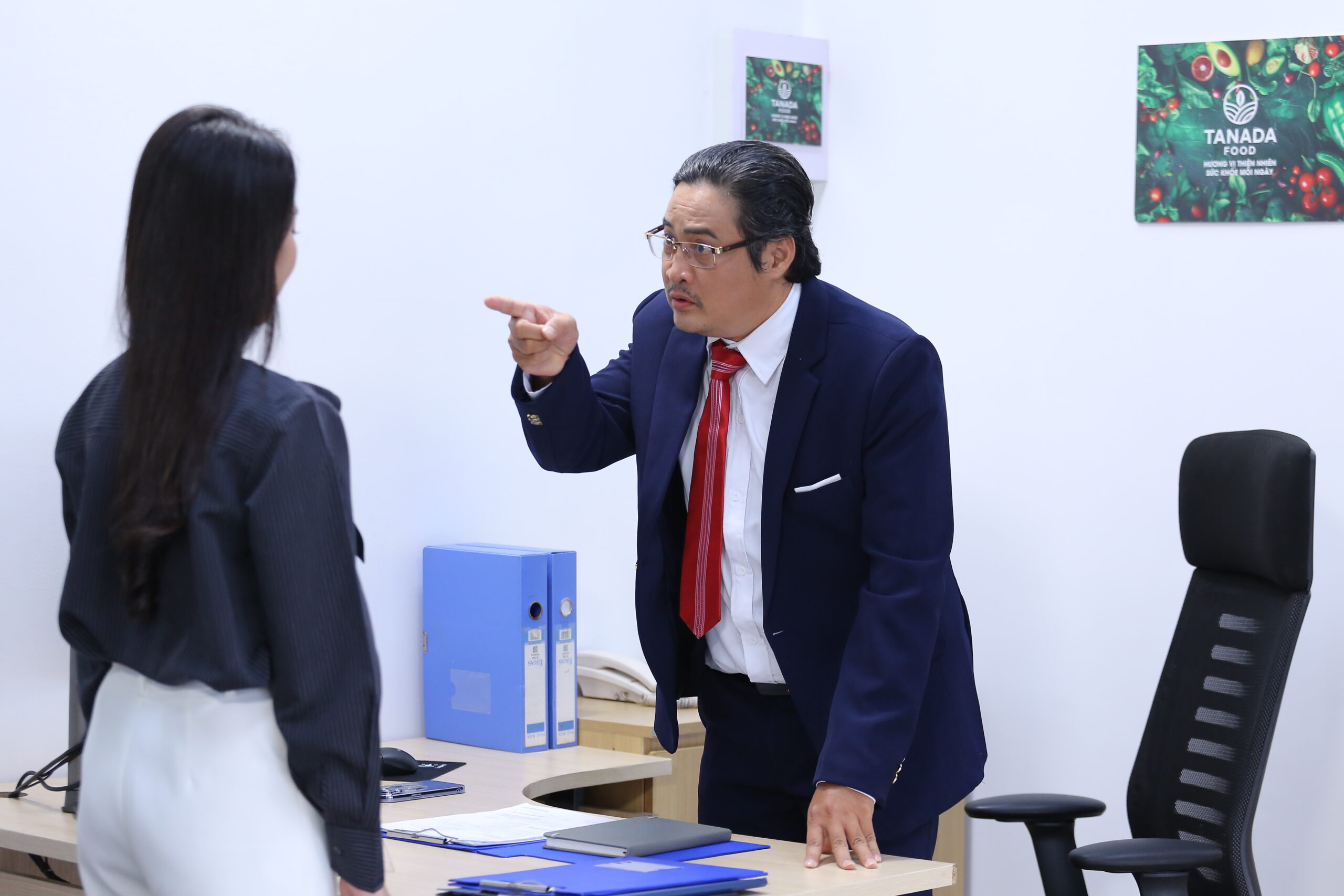 Phim Người thừa kế không danh phận do BEE COMM sản xuất, phát sóng lúc 19h trên VTV9 và 20h từ thứ Hai đến thứ Năm hằng tuần.