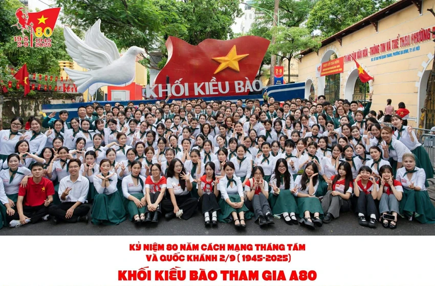 Kiều bào tham gia diễu hành trong sự kiện A80