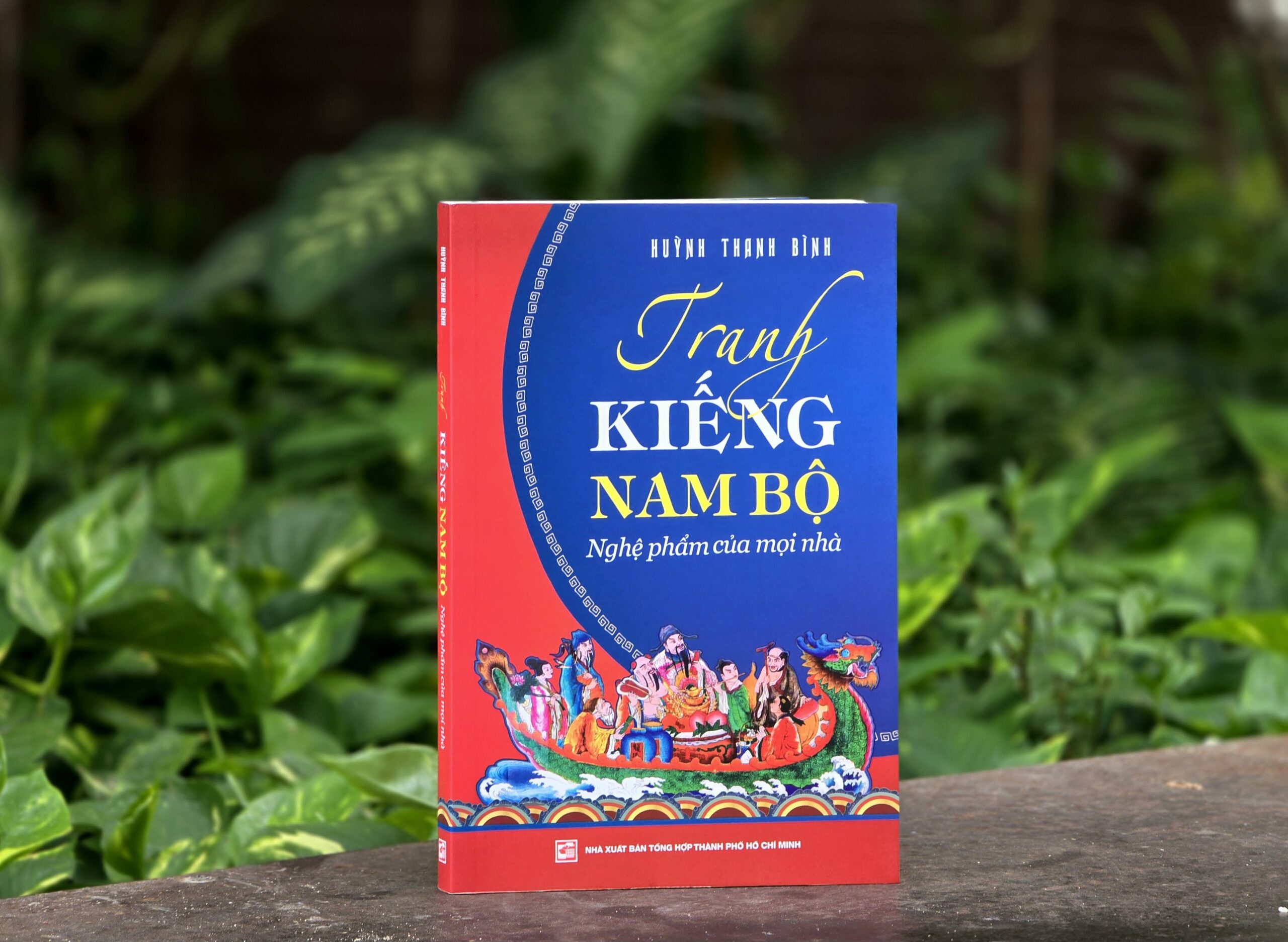 “Tranh kiếng Nam Bộ: Nghệ phẩm của mọi nhà” của Huỳnh Thanh Bình, do Nhà xuất bản Tổng hợp Thành phố Hồ Chí Minh phát hành