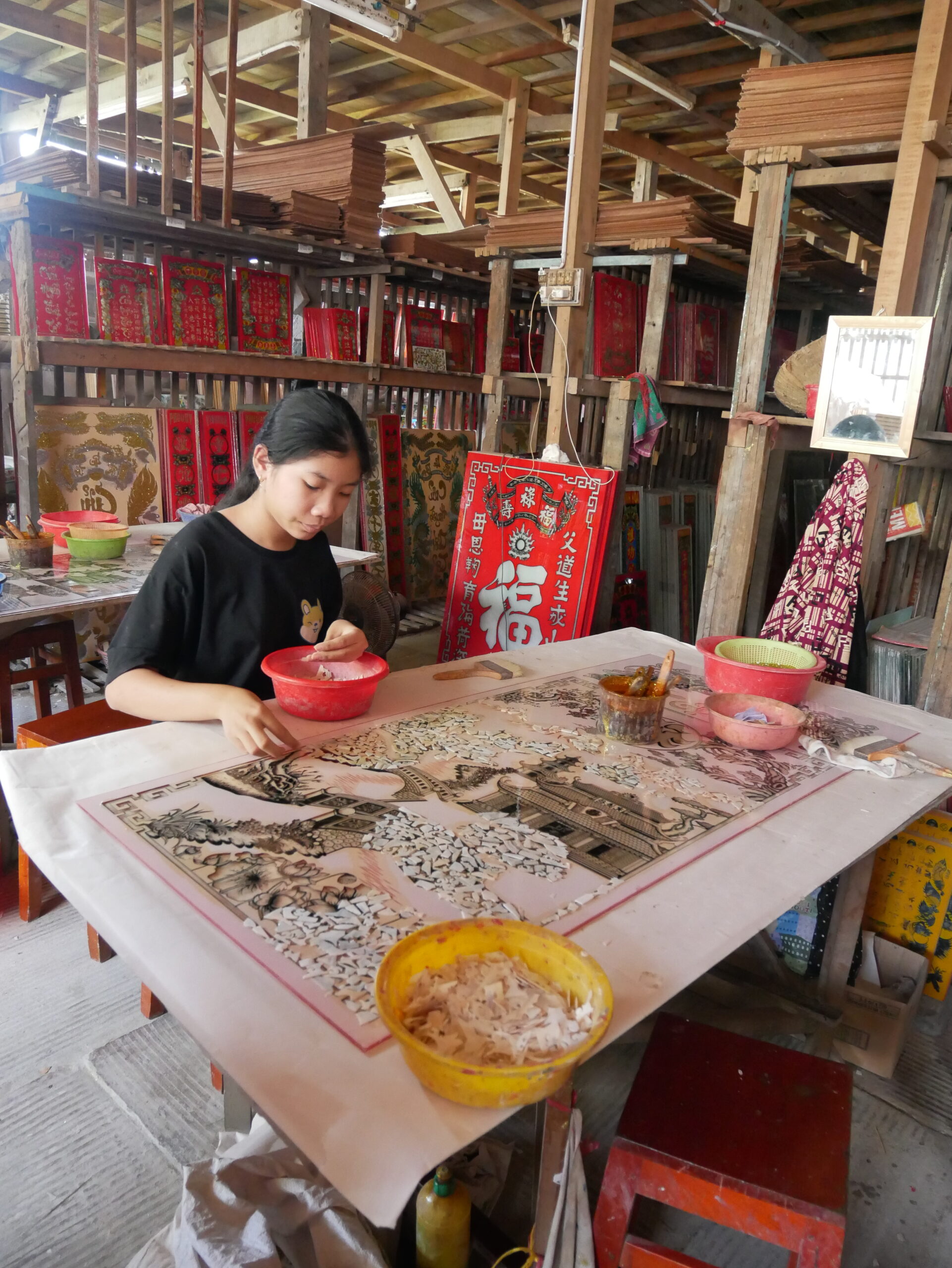 Tranh kiếng Nam Bộ – hành trình từ vật trang trí dân gian thành nghệ phẩm của mọi nhà