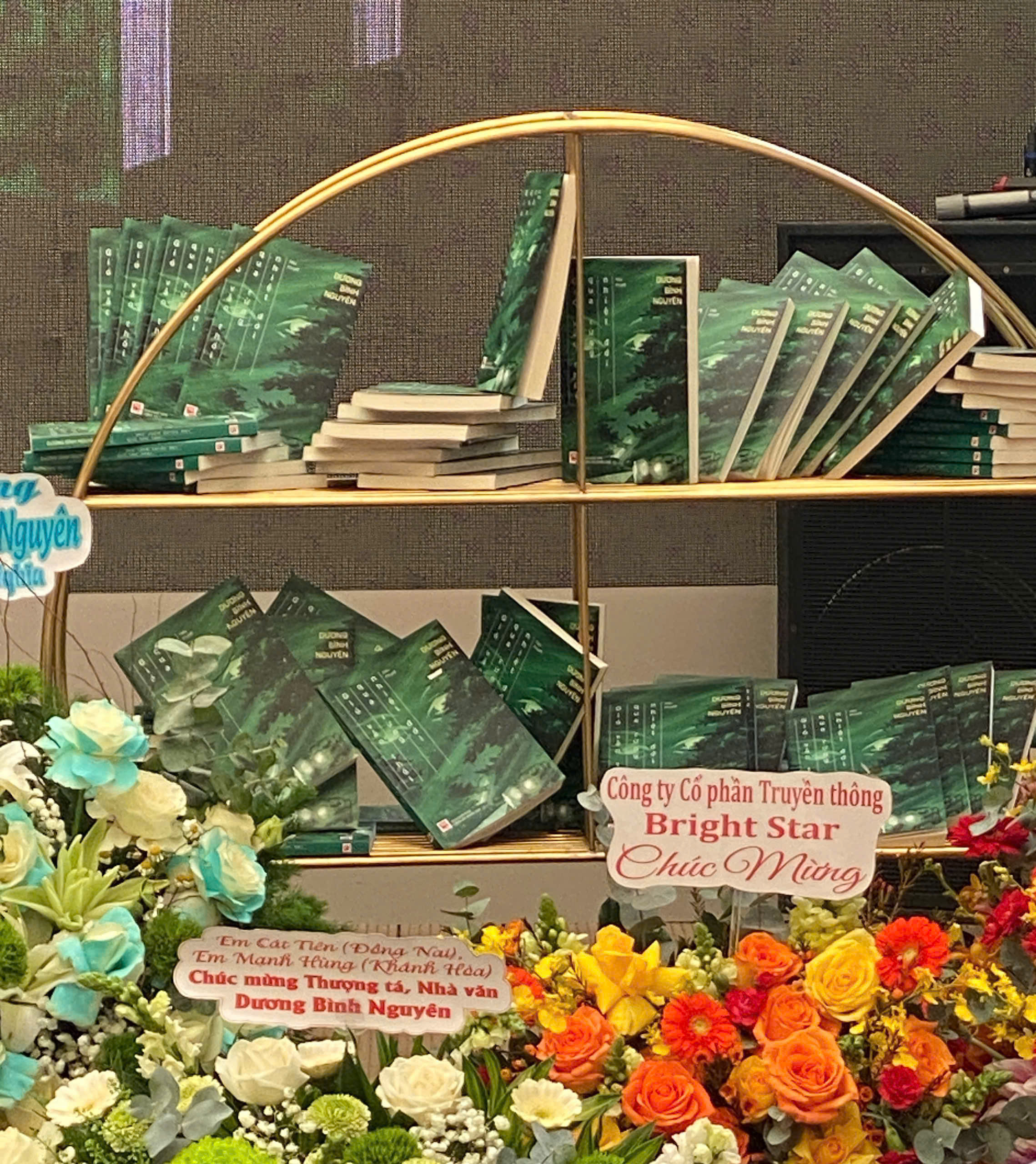 “Gió vẫn thổi qua rừng nhiệt đới”