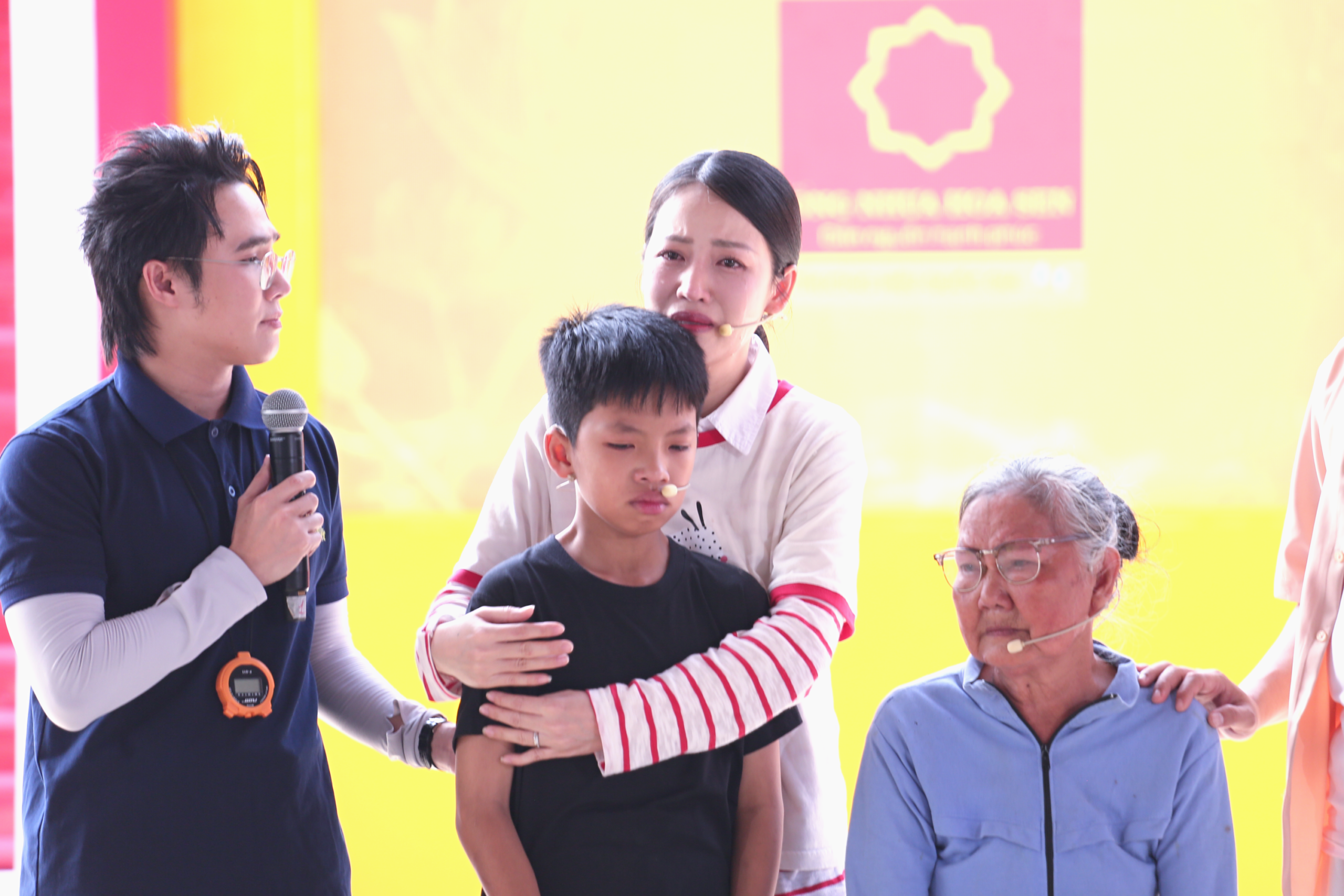 Chương trình Mái ấm gia đình Việt phát sóng vào lúc 19h30 thứ 6 hàng tuần trên kênh HTV7. 