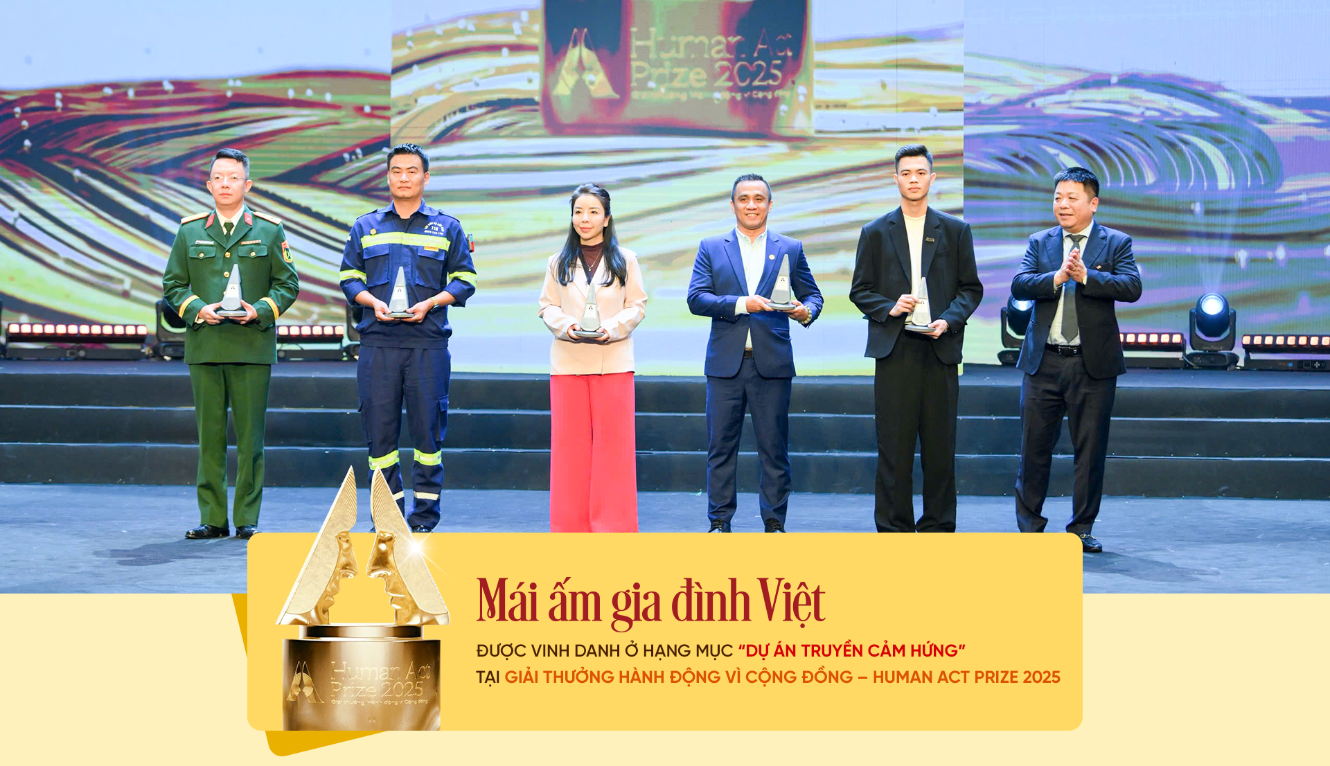 Ông Trần Đình Tài – Phó Tổng Giám đốc Tập đoàn Hoa Sen đại diện nhận danh hiệu “Dự án truyền cảm hứng” tại Human Act Prize 2025, ghi dấu hành trình nhân văn của Mái ấm gia đình Việt.