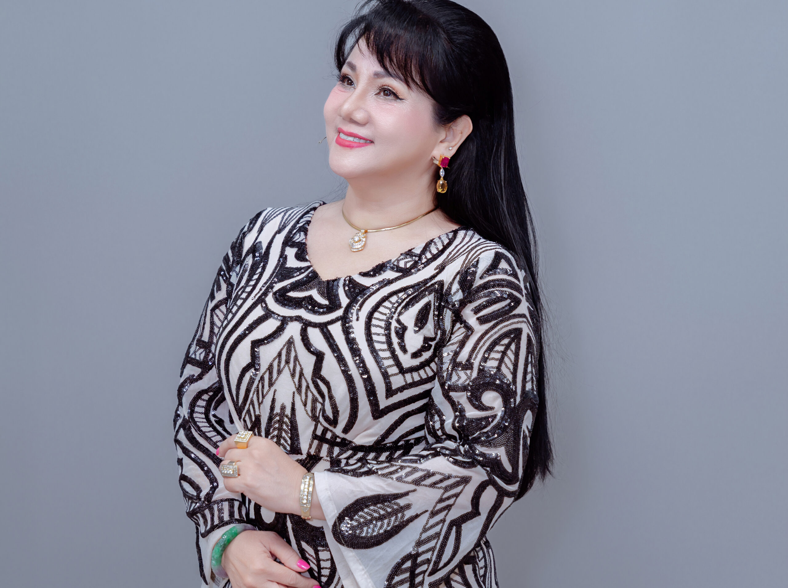 Danh ca Ngọc Ánh bốn thập kỷ đứng trên đôi giày cao gót