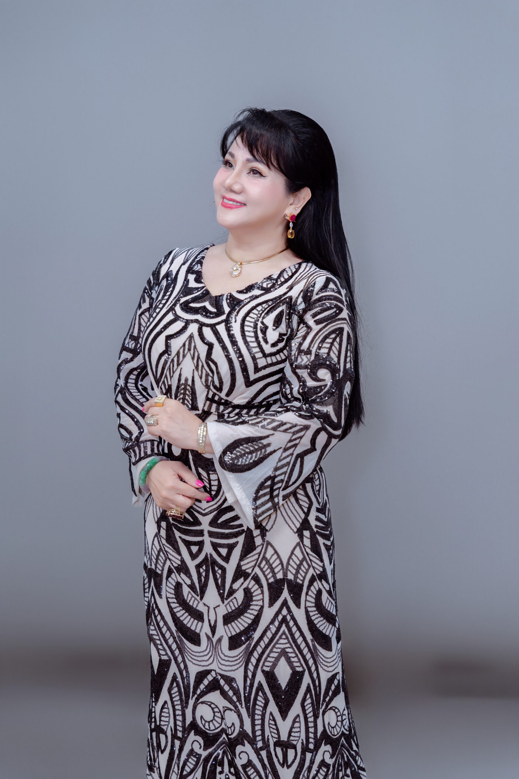 Danh ca Ngọc Ánh bốn thập kỷ đứng trên đôi giày cao gót 