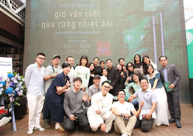 Nhiều bạn bè, bạn đọc đến chúc mừng Nhà văn Dương Bình Nguyên