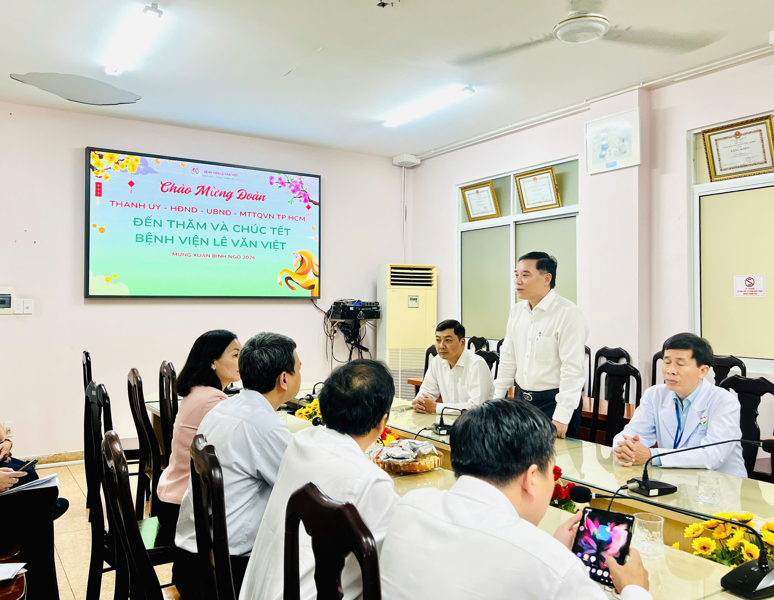 TTUT.BS.CK2 Nguyễn Khoa Lý, Giám đốc Bệnh viện Lê Văn Việt chia sẻ những kết quả đạt được của bệnh viện trong năm qua.