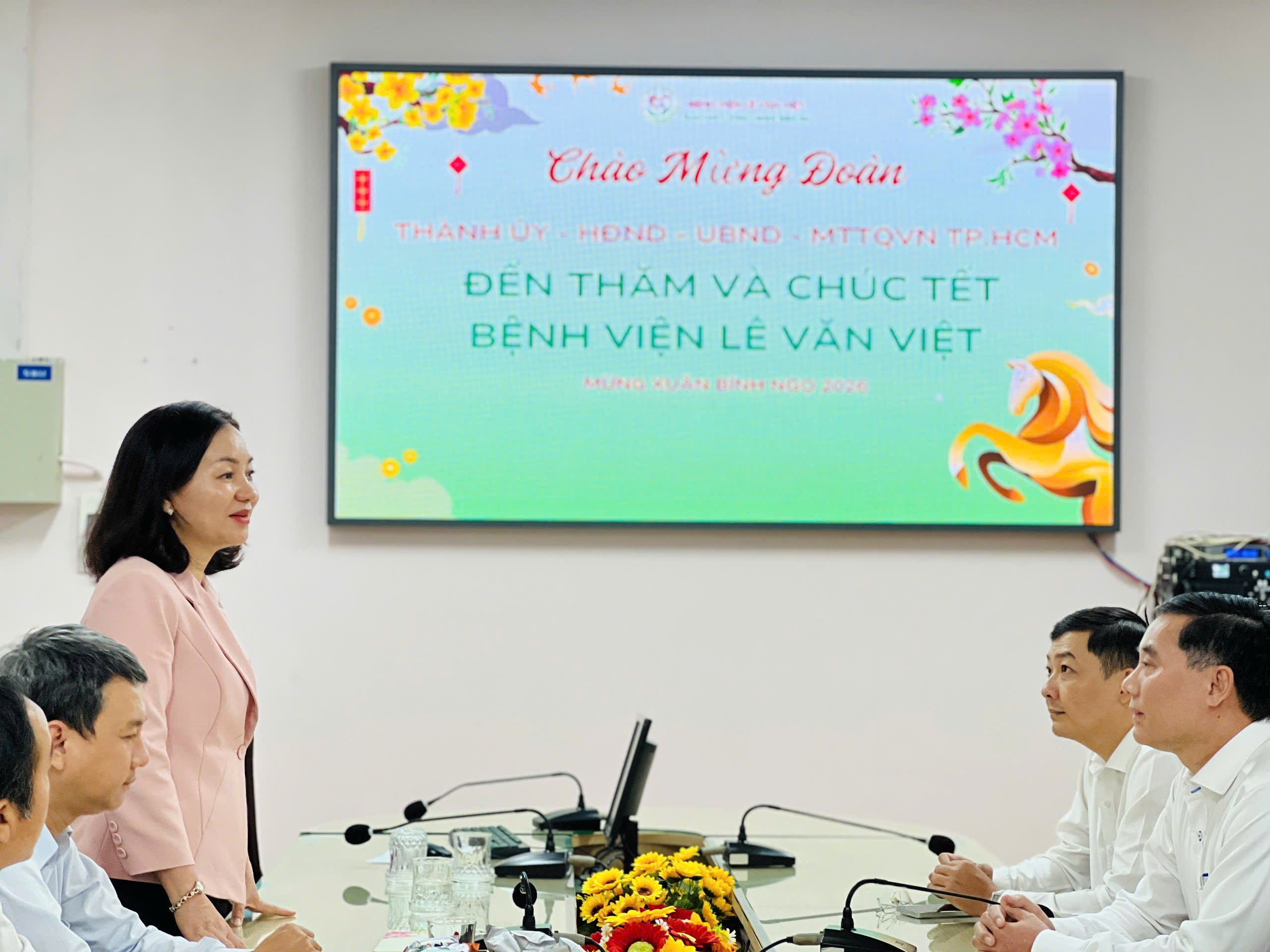 Đồng chí Trương Thị Bích Hạnh, Ủy viên Ban Thường vụ Thành ủy, Phó Chủ tịch Thường trực Ủy ban MTTQ Việt Nam TP.HCM thăm và chúc tết Bệnh viện Lê Văn Việt.