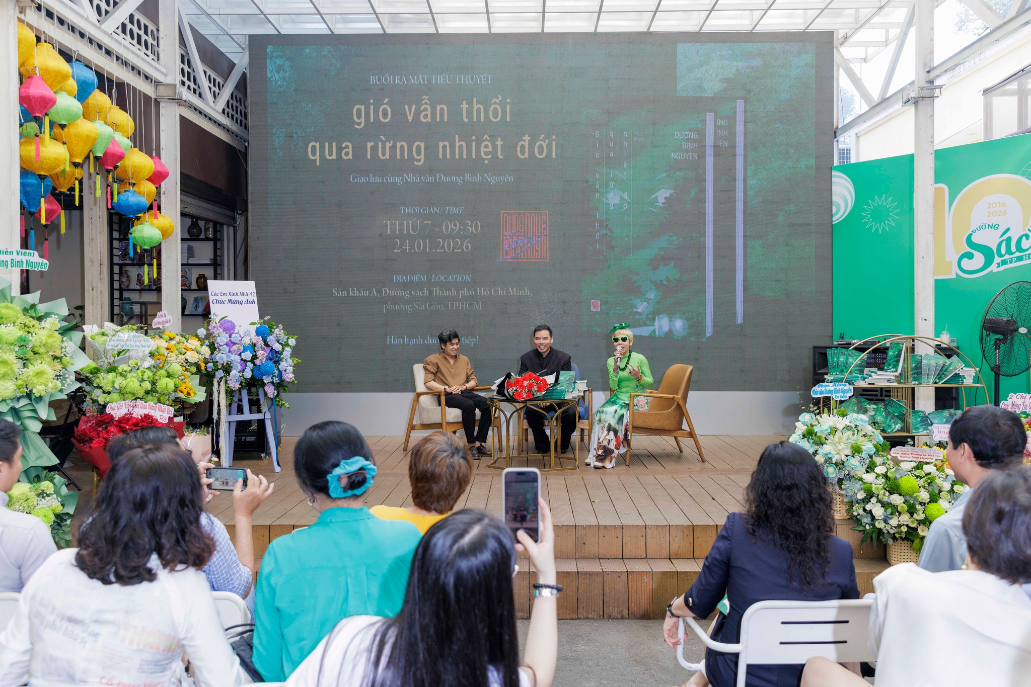 Sáng 24/1/2026, tại Đường sách TP.HCM, buổi ra mắt “Gió vẫn thổi qua rừng nhiệt đới” diễn ra trong không khí trang trọng nhưng gần gũi