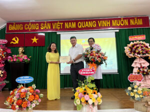 Bà Nguyễn Thị Lan Anh, Đại diện Văn phòng công nhận AOSC trao quyết định công nhận ISO 15189:2022 Khoa Xét nghiệm Bệnh viện Lê Văn Việt.