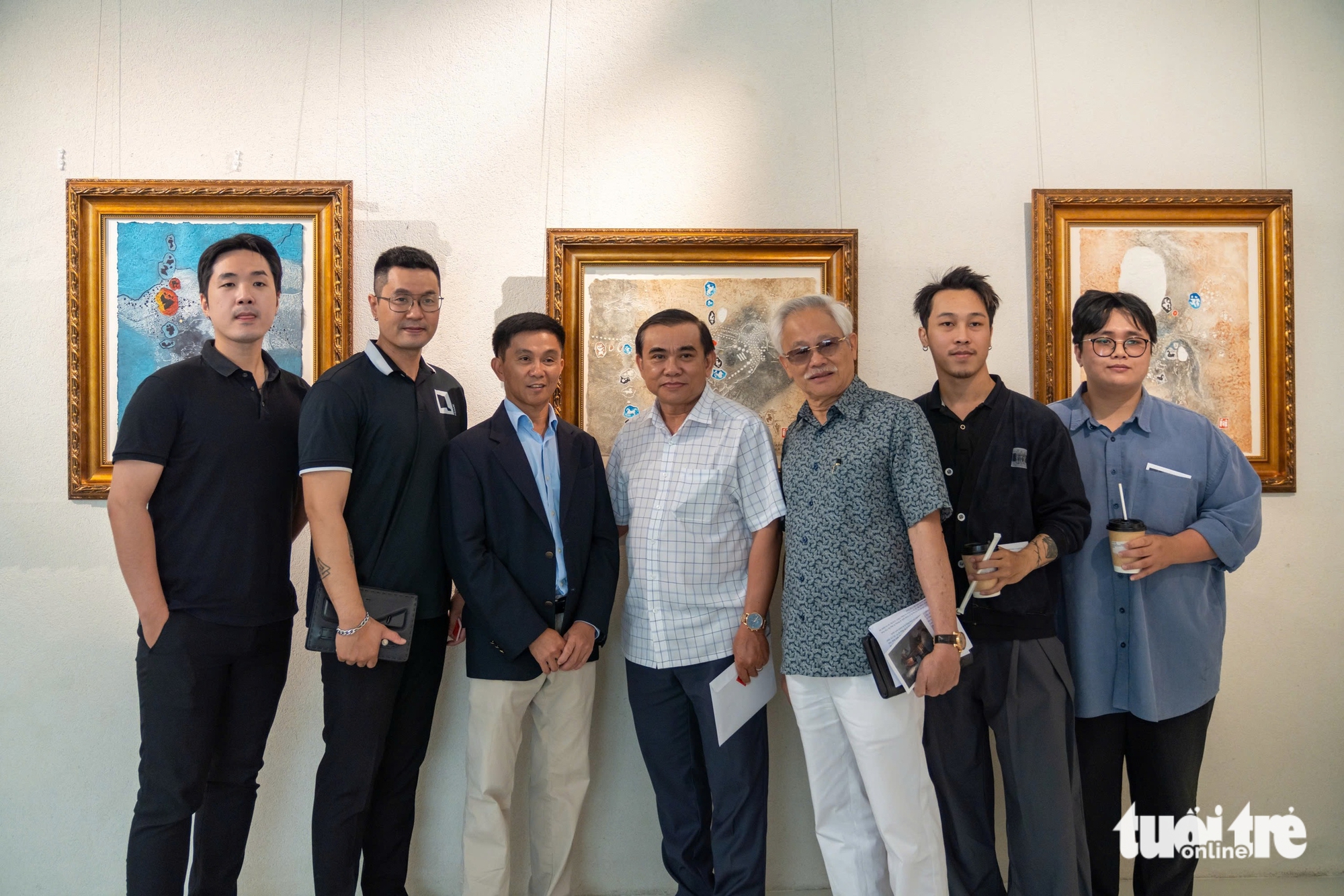 Bạn bè đến chúc mừng triển lãm của nhà sưu tập Trần Thắng - Ảnh: VĂN TRUNG