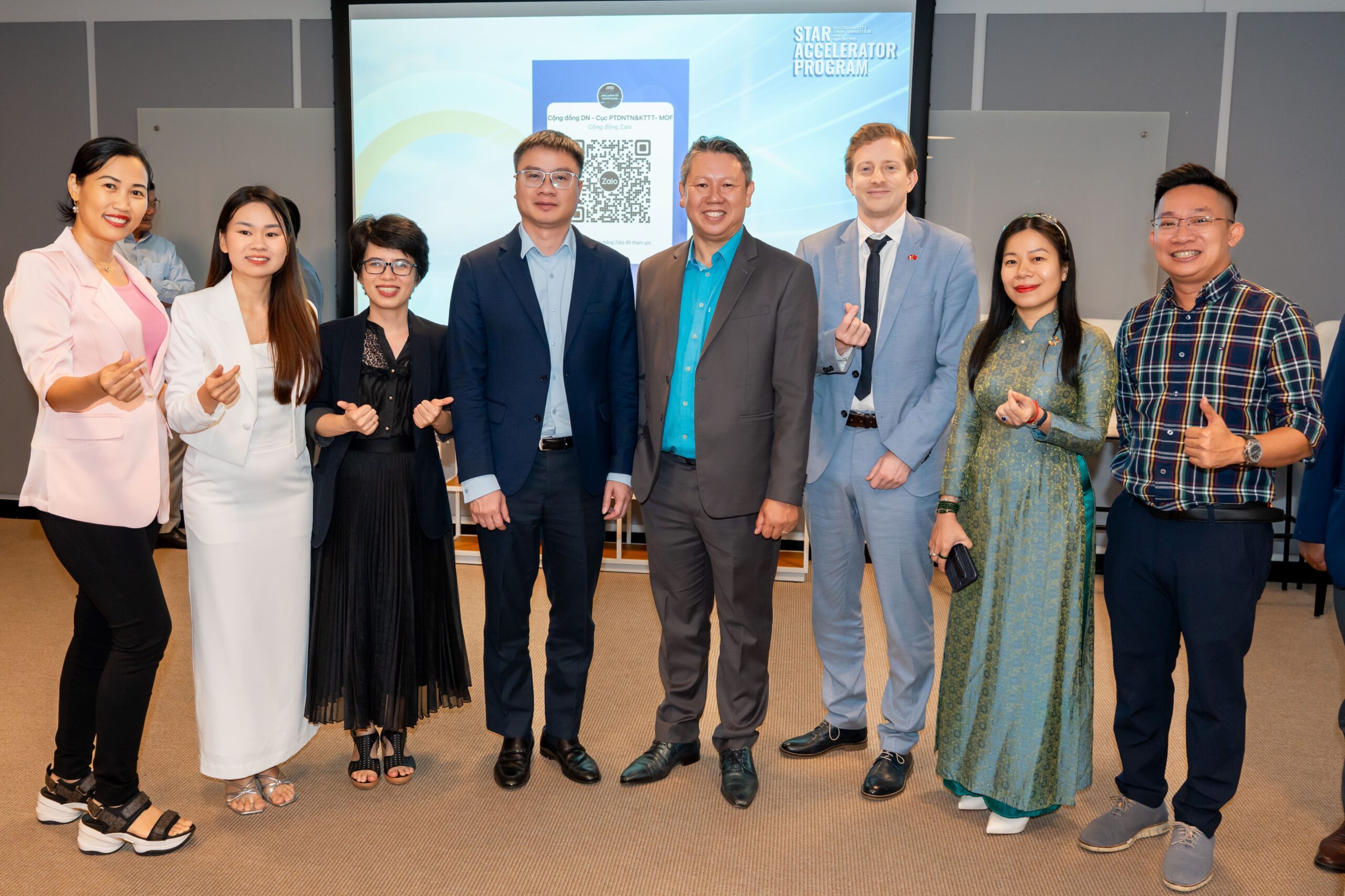 Đại diện các tổ chức đối tác và khách mời chụp ảnh lưu niệm