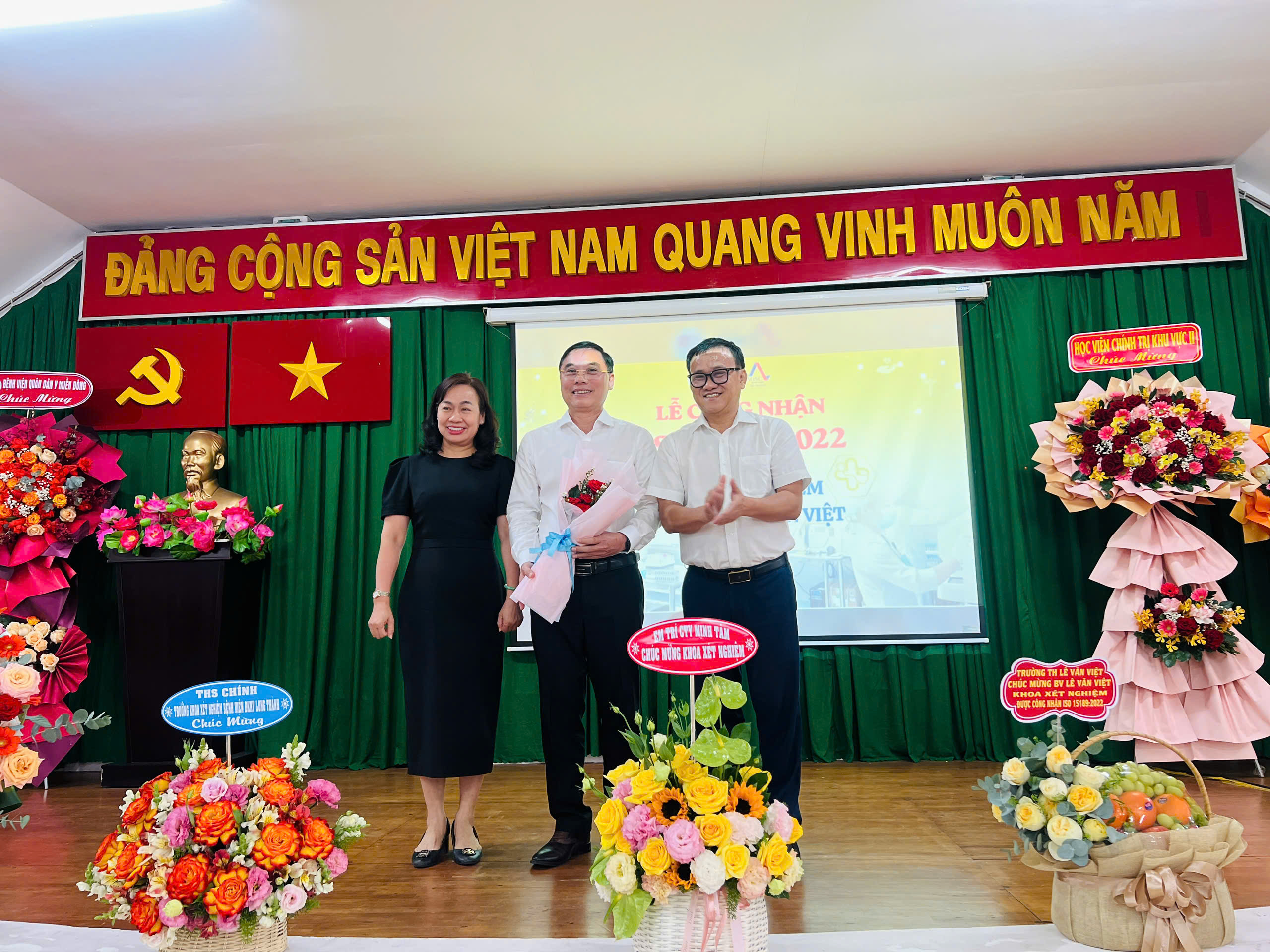 TS.BSCK2 Huỳnh Minh Chín, Phó Giám đốc Sở Y tế TP.HCM trao hoa chúc mừng Bệnh viện Lê Văn Việt.