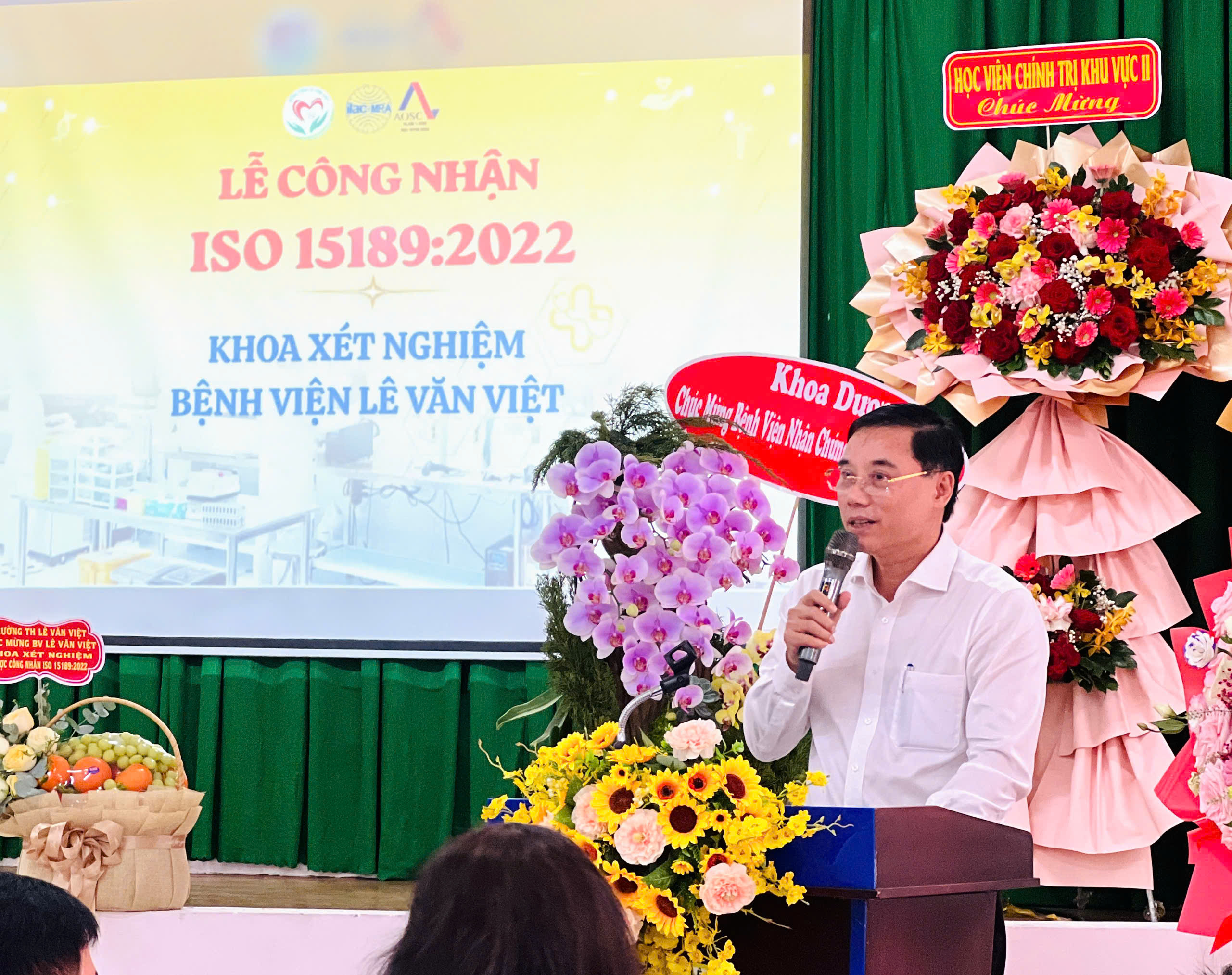 TS.BSCK2 Huỳnh Minh Chín, Phó Giám đốc Sở Y tế TP.HCM trao hoa chúc mừng Bệnh viện Lê Văn Việt.