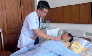  BS CKII Nguyễn Tấn Quân - Trưởng Đơn nguyên Can thiệp nội mạch kiểm tra sức khoẻ cho bệnh nhân