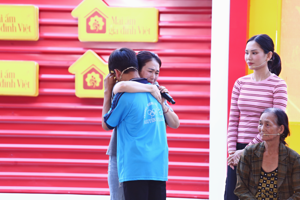 Đón xem chương trình Mái ấm gia đình Việt phát sóng vào lúc 20h00 thứ 6 hàng tuần trên kênh HTV7