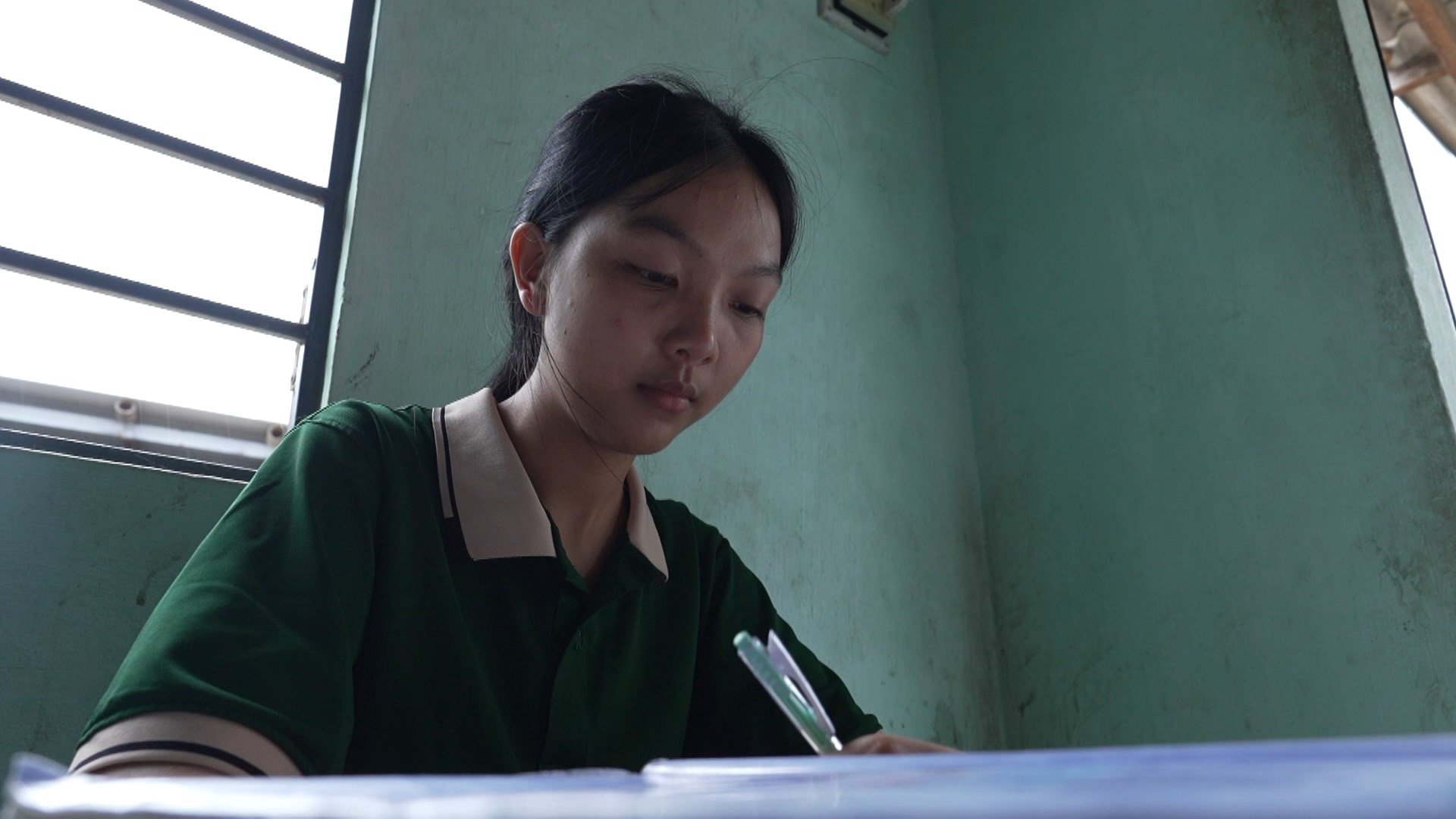 Em Lê Thị Hồng Như (sinh năm 2008), hiện là học sinh lớp 12 Trường THPT Nguyễn Văn Linh, phường Hòa Hiệp, tỉnh Đắk Lắk