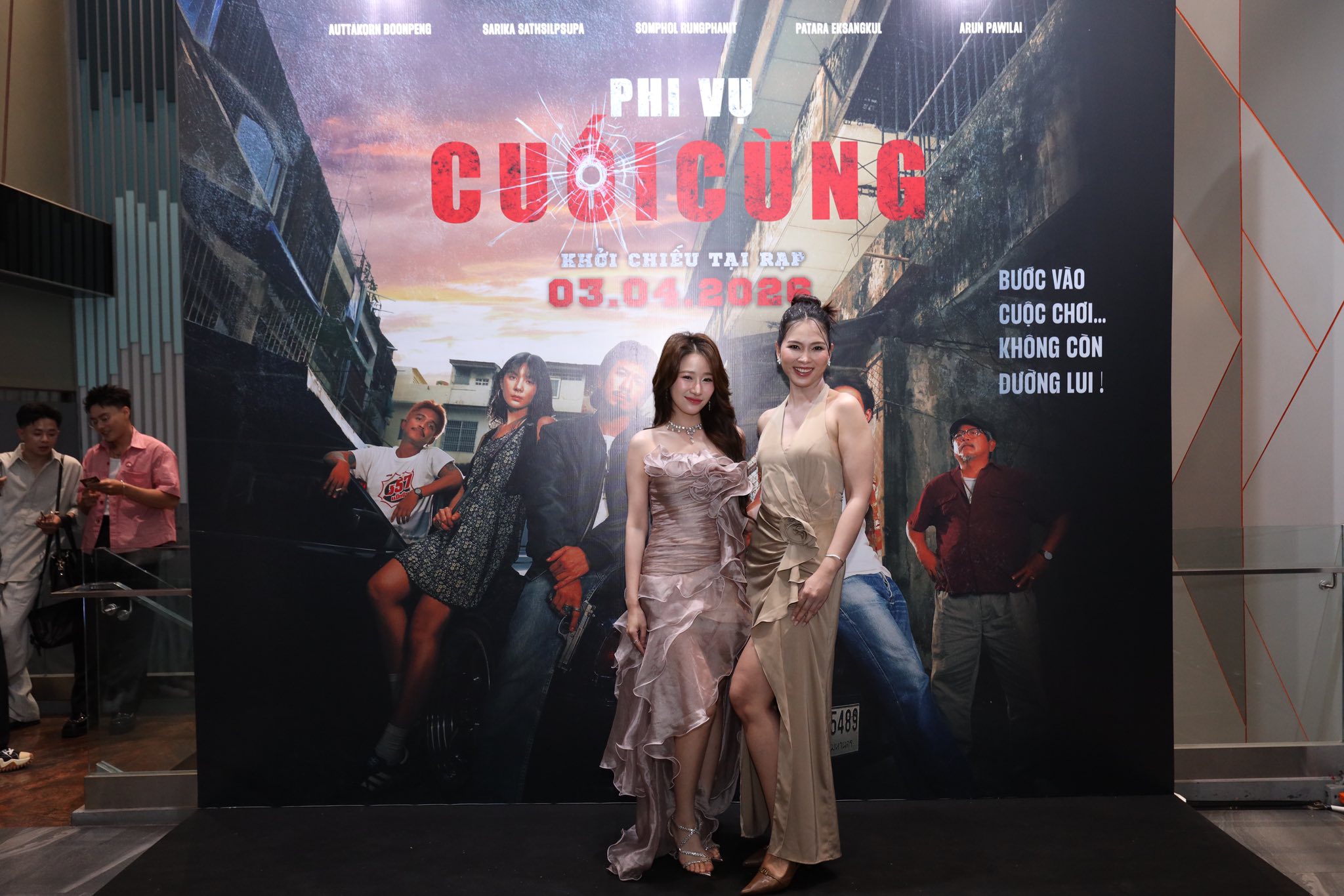 Diễn viên Nguyễn Đình Mạnh và Linh Kul tại sự kiện công chiếu phim “Phi vụ cuối cùng”.