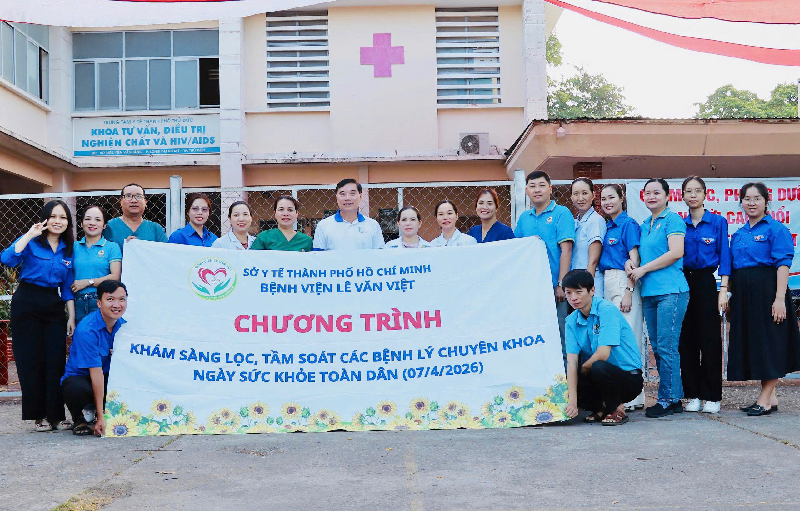 TTƯT, BSCK2. Nguyễn Khoa Lý, Giám đốc Bệnh viện Lê Văn Việt trực tiếp đến thăm, động viên tại điểm khám