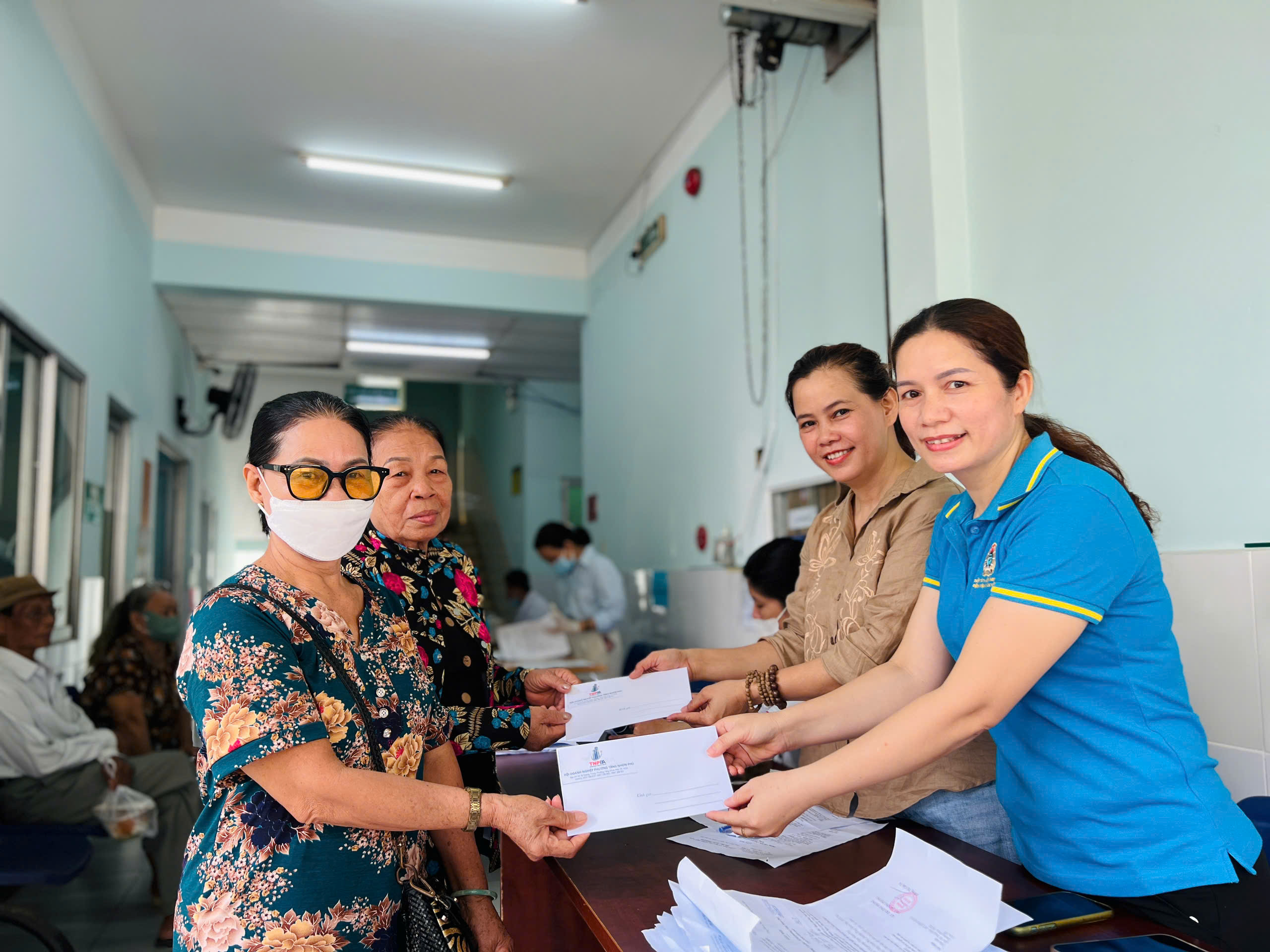 Những phần quà và thuốc miễn phí mang lại niềm vui cho người tham dự