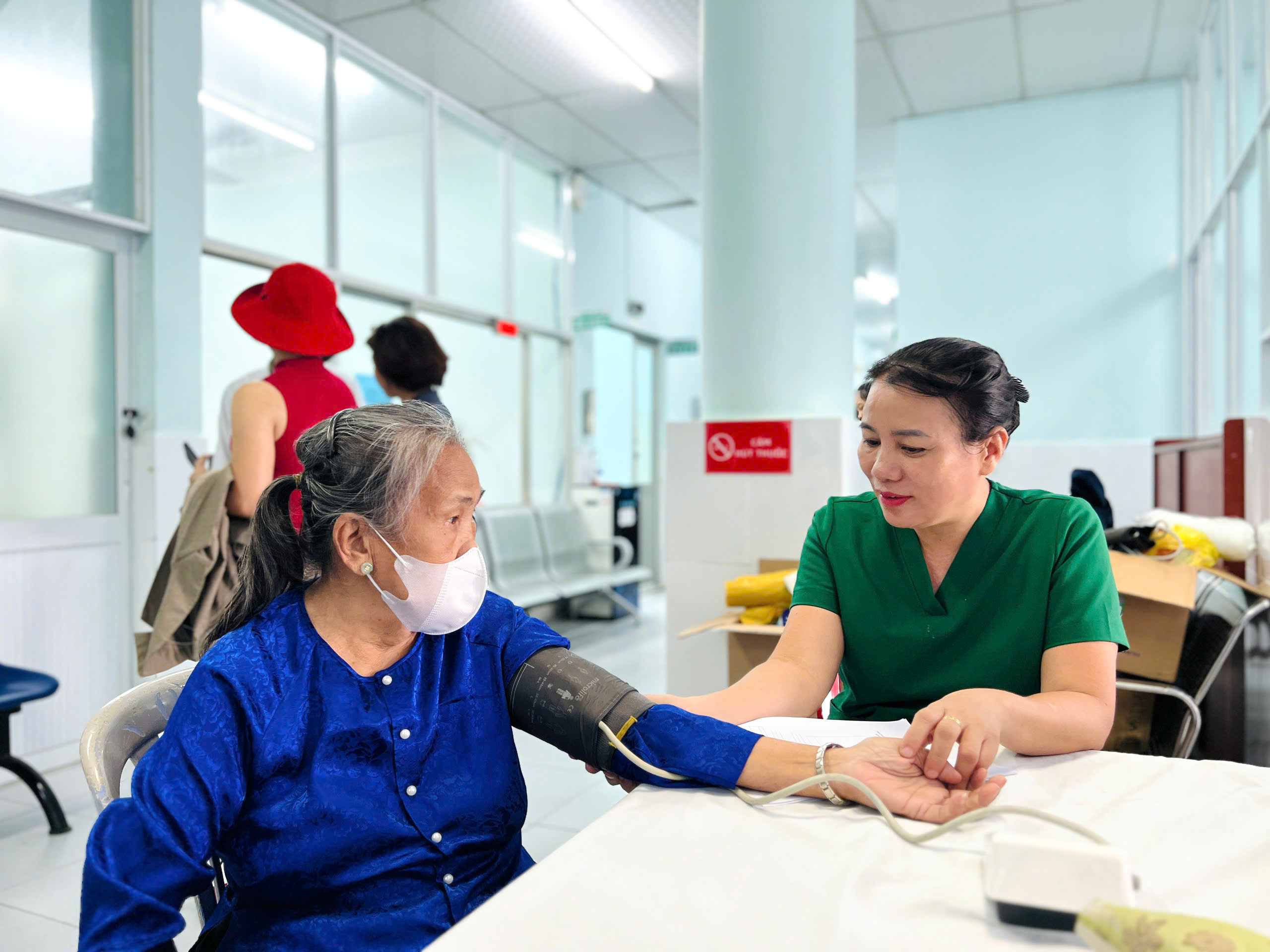 Hoạt động đo huyết áp cho người cao tuổi giúp phát hiện và kiểm soát bệnh kịp thời