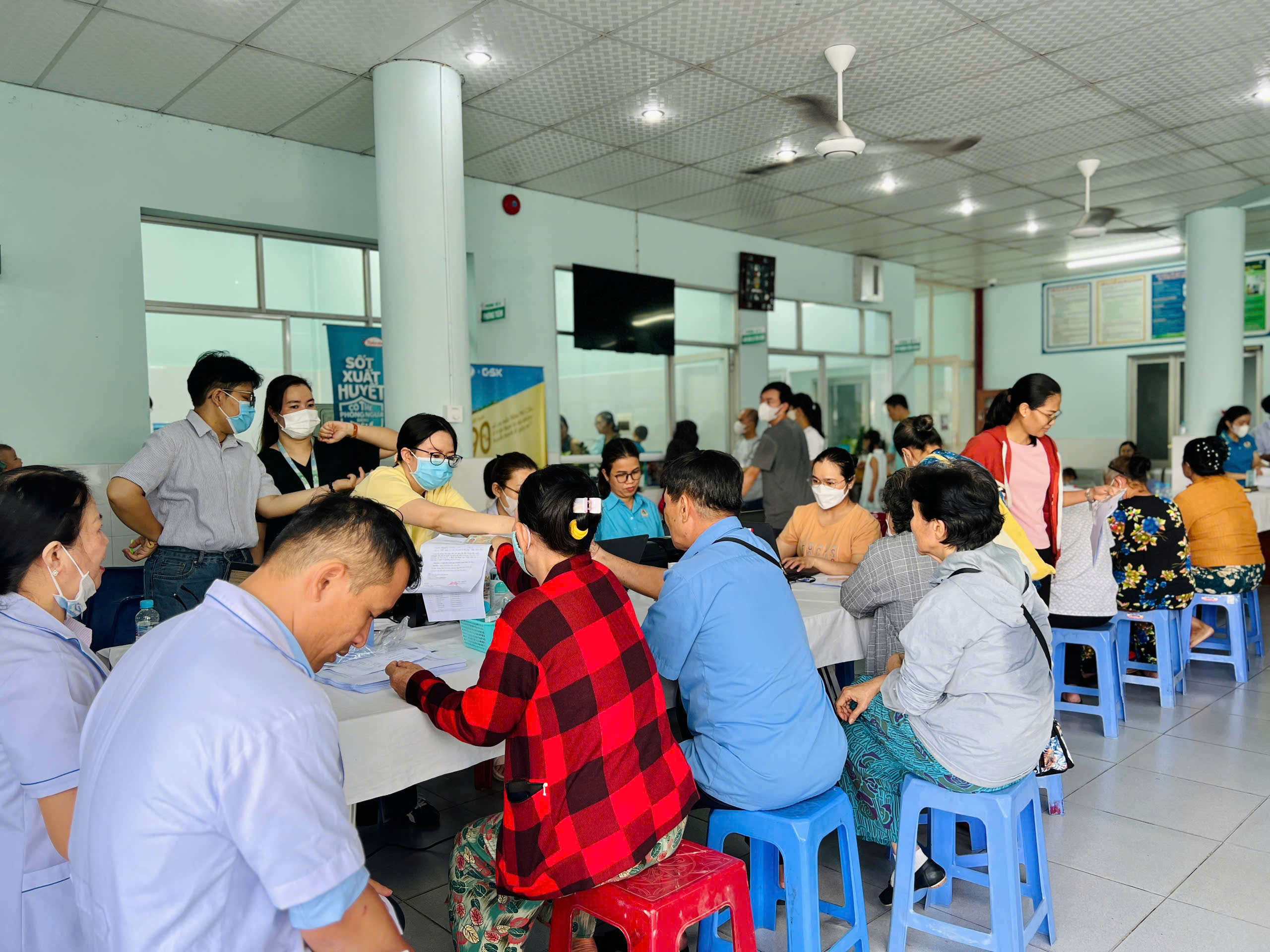 Hoạt động đo huyết áp cho người cao tuổi giúp phát hiện và kiểm soát bệnh kịp thời