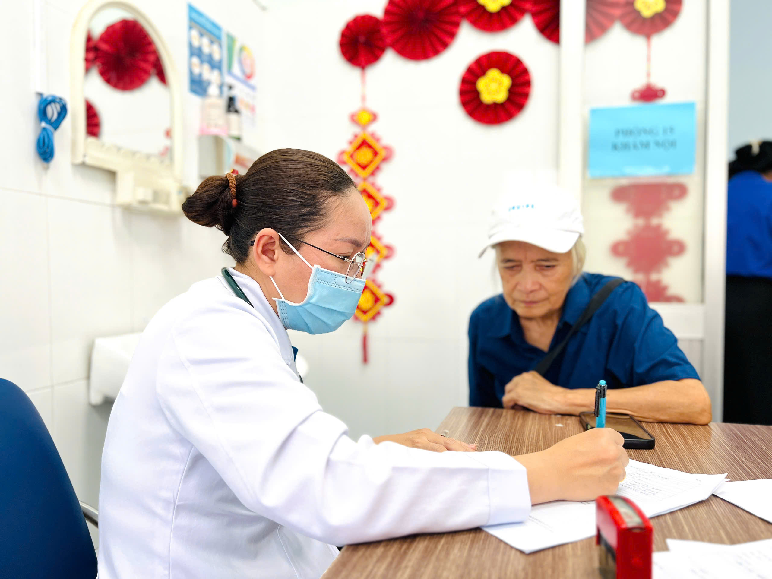 Bệnh viện Lê Văn Việt tổ chức khám ngay tại các trạm y tế giúp người dân tiếp cận dịch vụ y tế dễ dàng, thuận tiện hơn.