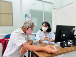 Bác sĩ thăm khám, tư vấn tận tình giúp người dân hiểu rõ tình trạng sức khỏe