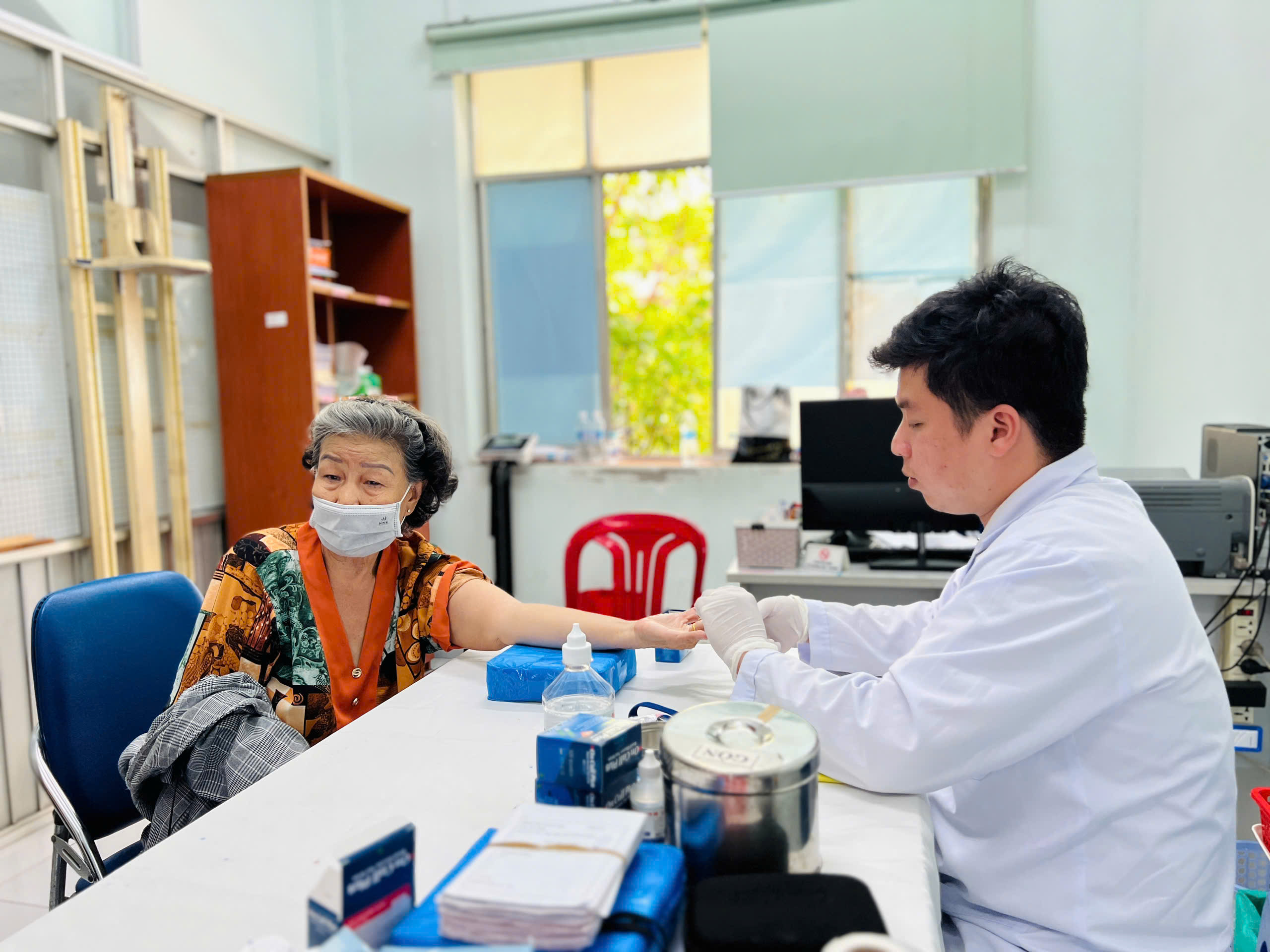 Người dân được kiểm tra đường huyết nhằm phát hiện sớm nguy cơ đái tháo đường