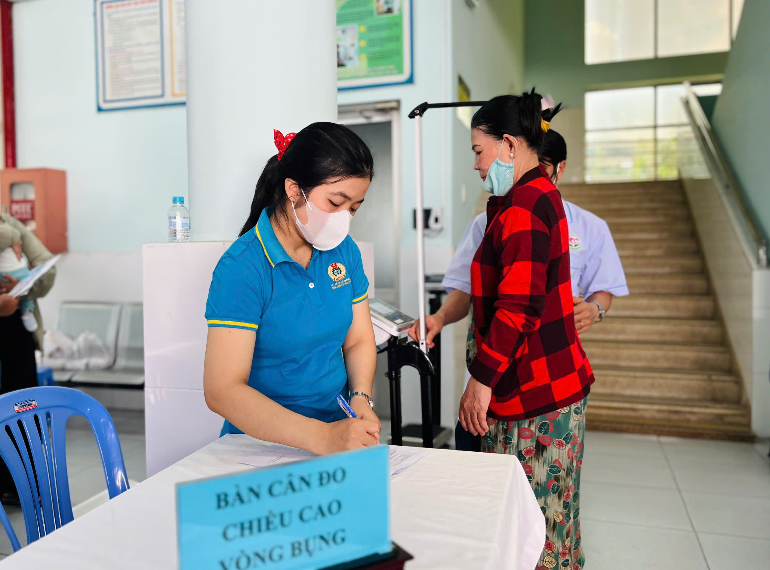 Hoạt động đo huyết áp cho người cao tuổi giúp phát hiện và kiểm soát bệnh kịp thời