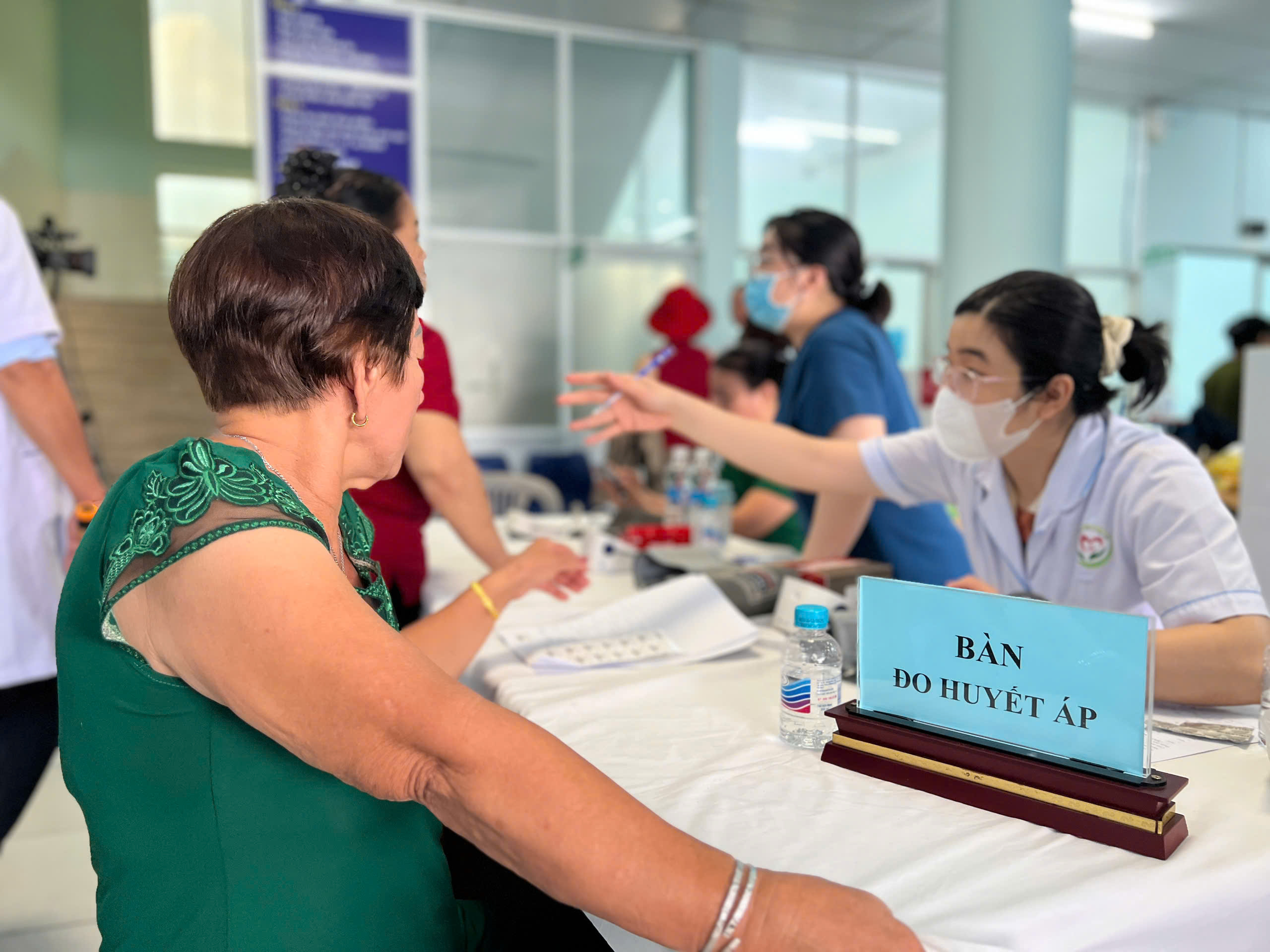 Bệnh viện Lê Văn Việt tổ chức khám ngay tại các trạm y tế giúp người dân tiếp cận dịch vụ y tế dễ dàng, thuận tiện hơn.