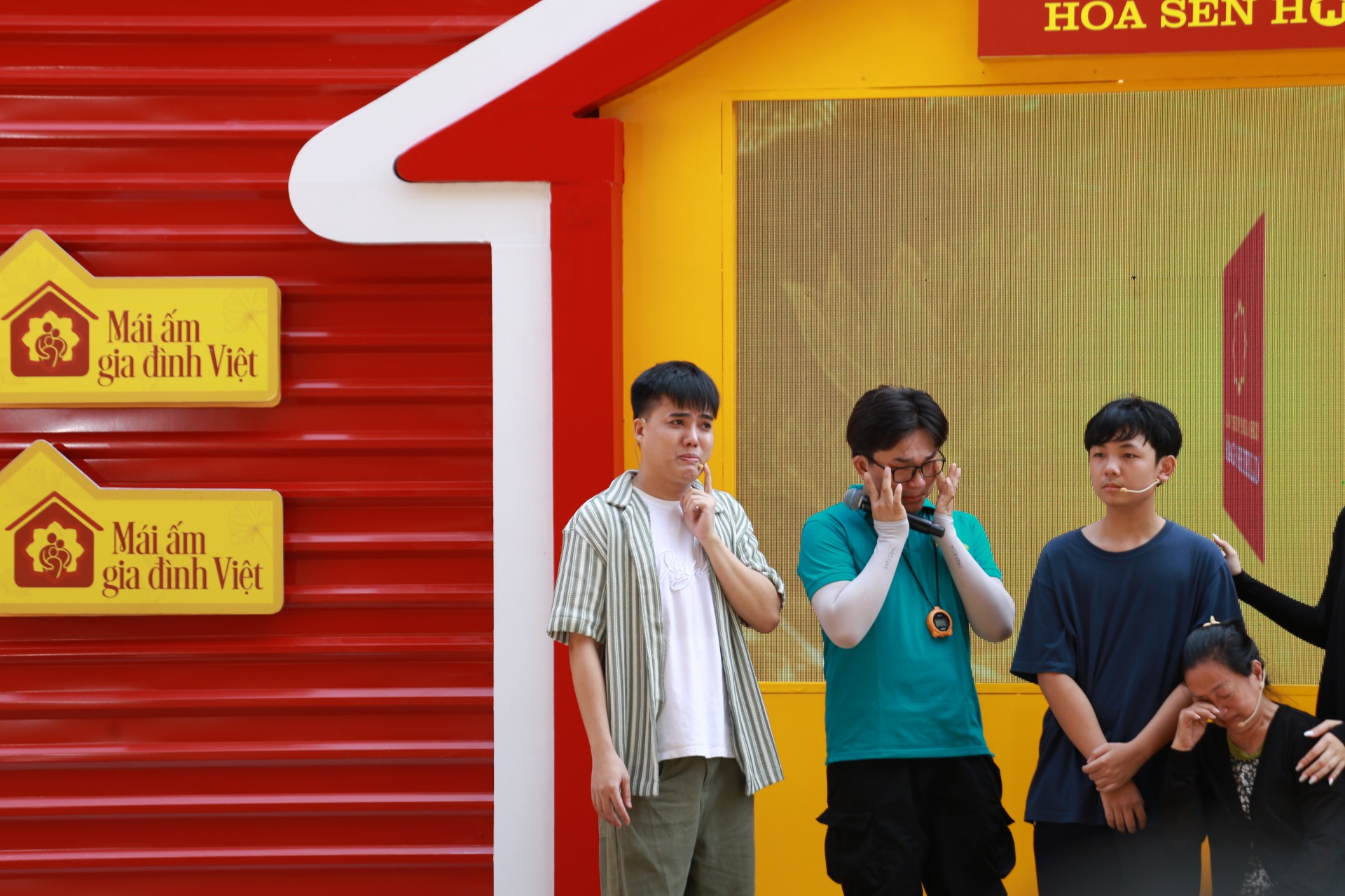 Chương trình “Mái ấm gia đình Việt” phát sóng vào lúc 20h00 thứ 6 hàng tuần trên kênh HTV7.