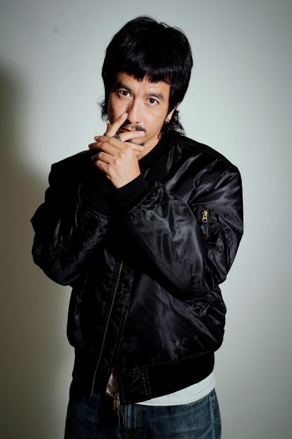 Somphol Rungphanit mang tinh thần của phim Hồng Kông vào vai diễn Petch.