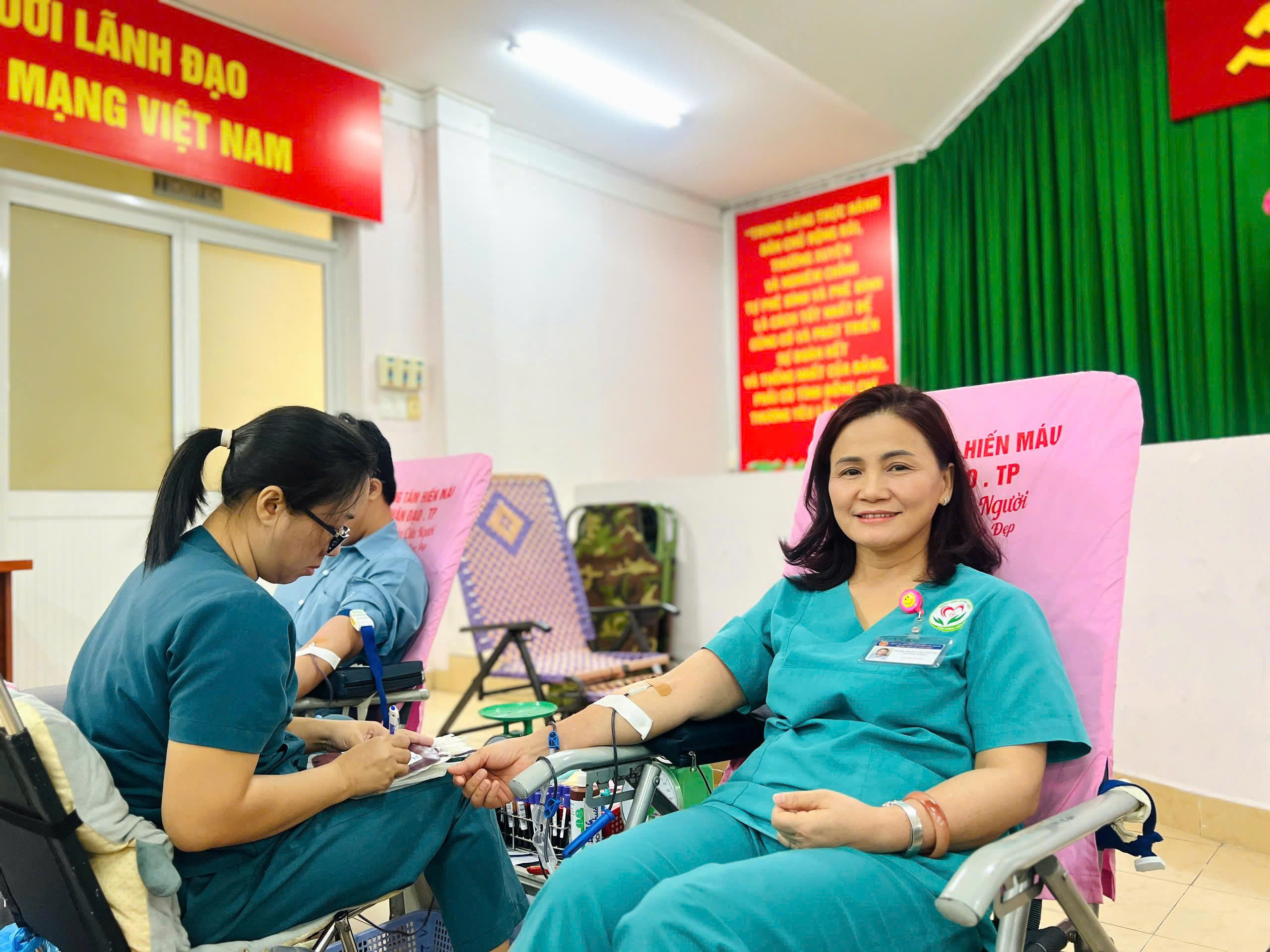 ThS.BS. Đặng Thị Thu Hà, Trưởng khoa Sản - Phụ khoa, Chủ tịch Công đoàn Bệnh viện tham gia hiến máu, tiên phong trong hoạt động vì cộng đồng.